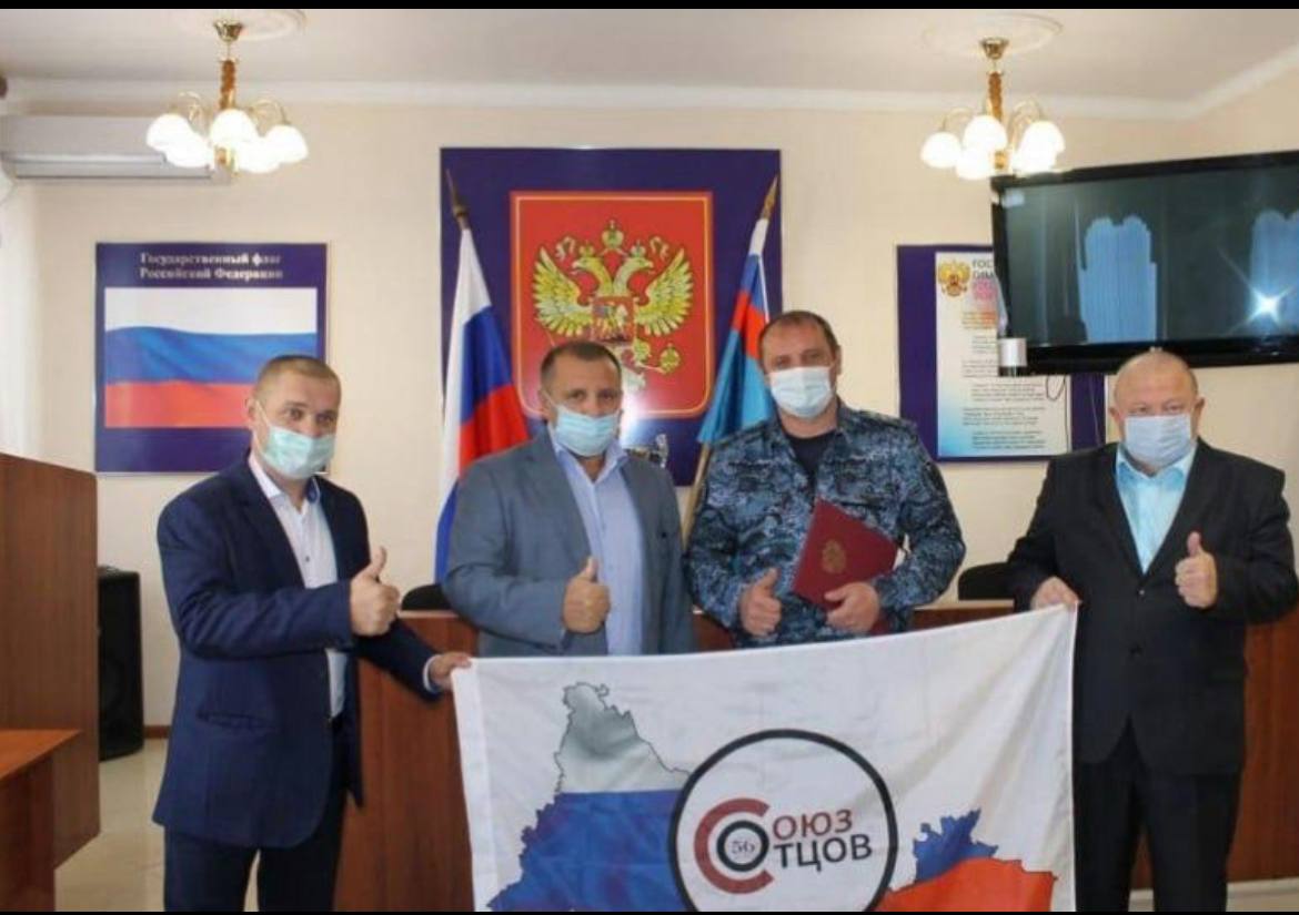 «Союз отцов» призвал российских мужчин отправляться на фронт ради «благосостояния семьи» Организация «Союз отцов России» предложила мужчинам заключить контракт с Минобороны и поехать на войну — как способ «повысить уровень достатка и благосостояния семьи». Объявление с вакансией появилось в рамках проекта «Отцовская биржа труда». «Мы хотим помочь в поиске работы отцам», — говорится в описании «вакансии», размещенной в телеграм-канале организации, которая называет себя защитником «традиционных семейных ценностей». Фотоархив