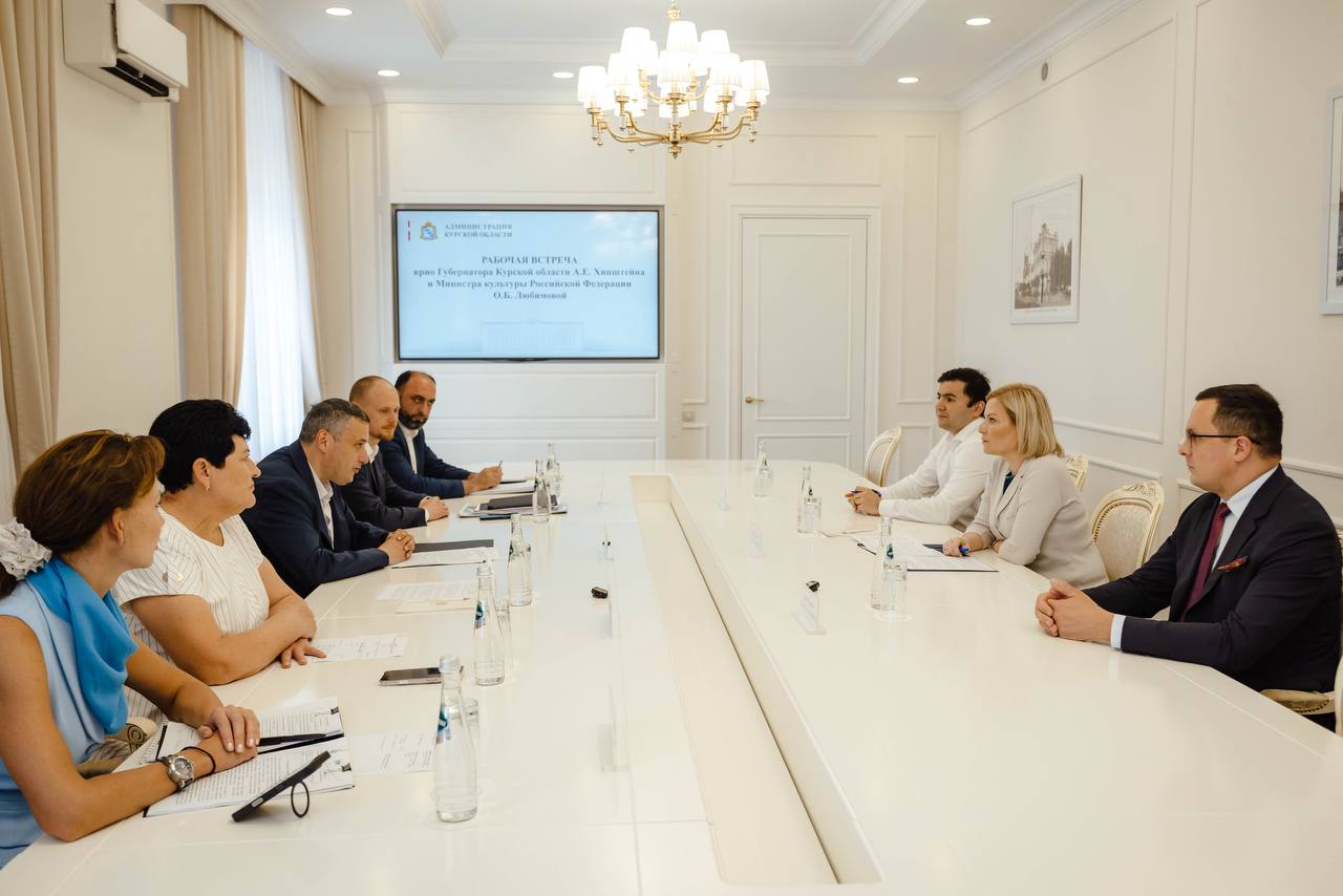 В Курскую область приехала министр культуры РФ Ольга Любимова Она отметила, что Курский край — уникальный. Министерство культуры России будет продолжать работу с открытием ДШИ, библиотек, музеев. Сейчас активно на базе краеведческого музея создаются детские центры. - Курск - лидер по наличию торговых центров, при этом театров в регионе всего три. Федеральных музеев вообще не было ни одного - ситуацию уже совсем скоро исправим. При поддержке Минкульта РФ будет открыт первый филиал федерального музея им. Свиридова в Фатеже, - сообщил Александр Хинштейн. Отдельное направление - сохранение ОКН. Ольга Любимова подчеркнула, что включение региона в президентский проект по восстановлению таких объектов культуры и памяти - особенно важно. - Вместе с министром посмотрим ключевые точки культурного наследия, которые требуют к себе внимания, - сказал врио губернатора. - Уверен, вместе сможем сделать всё, чтобы культура Курского края развивалась, тем более впереди 1000-летие Курска, и мы должны встретить его достойно! Сейм Курская область