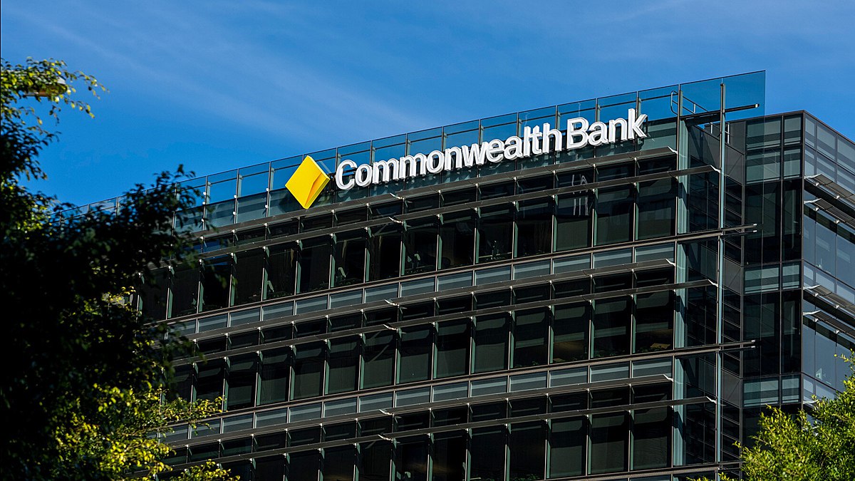 В июле 2025 года Commonwealth Bank of Australia сократил 45 сотрудников клиентской поддержки из за эффективности голосового чат бота которого внедрили месяцем ранее Работники заявили что банк врал насчёт производительности бота с его появлением объём работы в колл центре наоборот вырос Вместе с профсоюзом они подали в суд на CBA и выиграли vc ru ai 2175032
