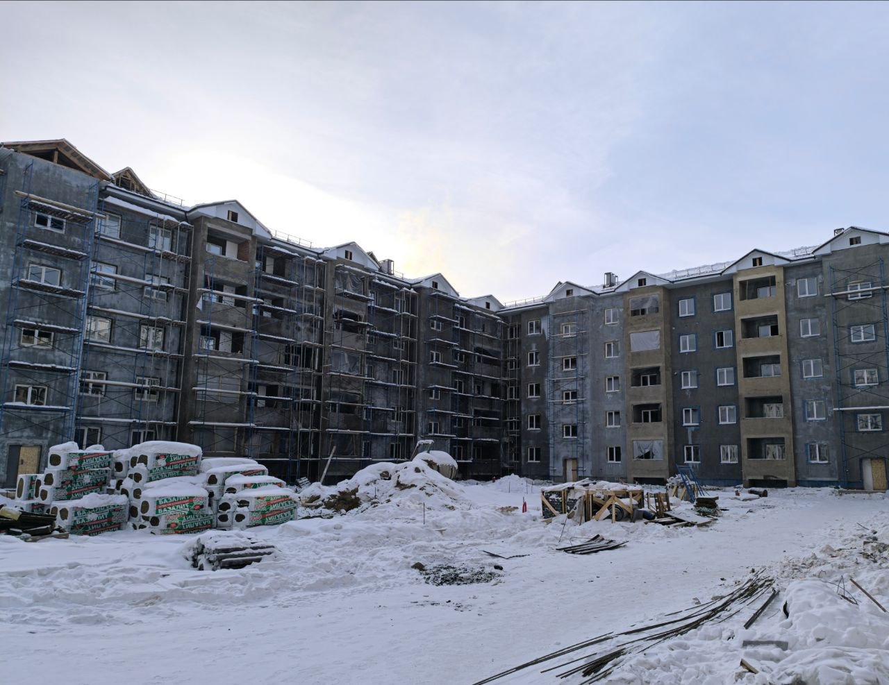 Затягивается строительство жилья для переселенцев в ЕАО  В городе Облучье перенесли ввод в эксплуатацию дома для жителей аварийных и ветхих домов. Изначально планировалось, что объект сдадут в конце 2024 года, однако он потребовал доработки.  Из-за особенностей почвы в здании пришлось обустраивать антисейсмический пояс. Сам дом рассчитан на 135 квартир — это 6 тысяч м² для 330 жителей города.       Прислать новость