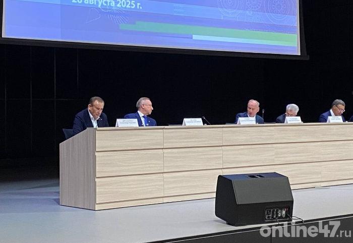 Александр Дрозденко Мы только в этом году увидели эффект от открытия инженерных классов Губернатор Ленинградской области Александр Дрозденко выступил на совещании в Санкт Петербургском государственном морском техническом университете под руководством помощника президента РФ Николая Патрушева Глава региона отметил что Ленобласть продолжает поэтапно решать вопрос с дефицитом кадров в судостроительной отрасли У нас проводится системная планомерная работа по подготовке кадров для судостроения которая предполагает преемственность интеграцию на всех уровнях образования Так инженерное образование мы выстроили от школы и до колледжа техникума Хочу сказать что на сегодняшний день у нас уже инженерные классы работают в четырех школах В этом году в Шлиссельбурге в школе 1 с 1 сентября открываются четыре инженерных класса а до 2028 года мы планируем открыть и полностью оснастить инженерные классы ещё в трех школах Здесь коллеги правильно говорили вот мы создаём инженерный класс есть эффект У нас первые инженерные классы были открыты в двух школах И вот в этом году мы впервые видим результат как выпускники этих классов выбрали свою специальность Так вот из Сосновского центра образования 70 ребят поступили в технические вузы по специальностям инженерного профиля а в школе 37 Выборга выборка 100