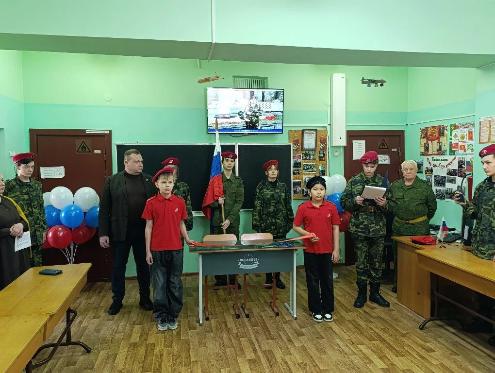 Парту Героя открыли в школе 39 Октябрьского района Егор Болсуновский выпускник школы участник СВО штурмовик Он с честью выполнял воинский долг на территории ДНР и ЛНР Торжественная церемония открытия Парты Героя собрала учеников школы юнармейцев и участников военно патриотического клуба Честь и Родина Подробнее о церемонии рассказали здесь СВО СибирскаяДивизия СвоихНебросаем