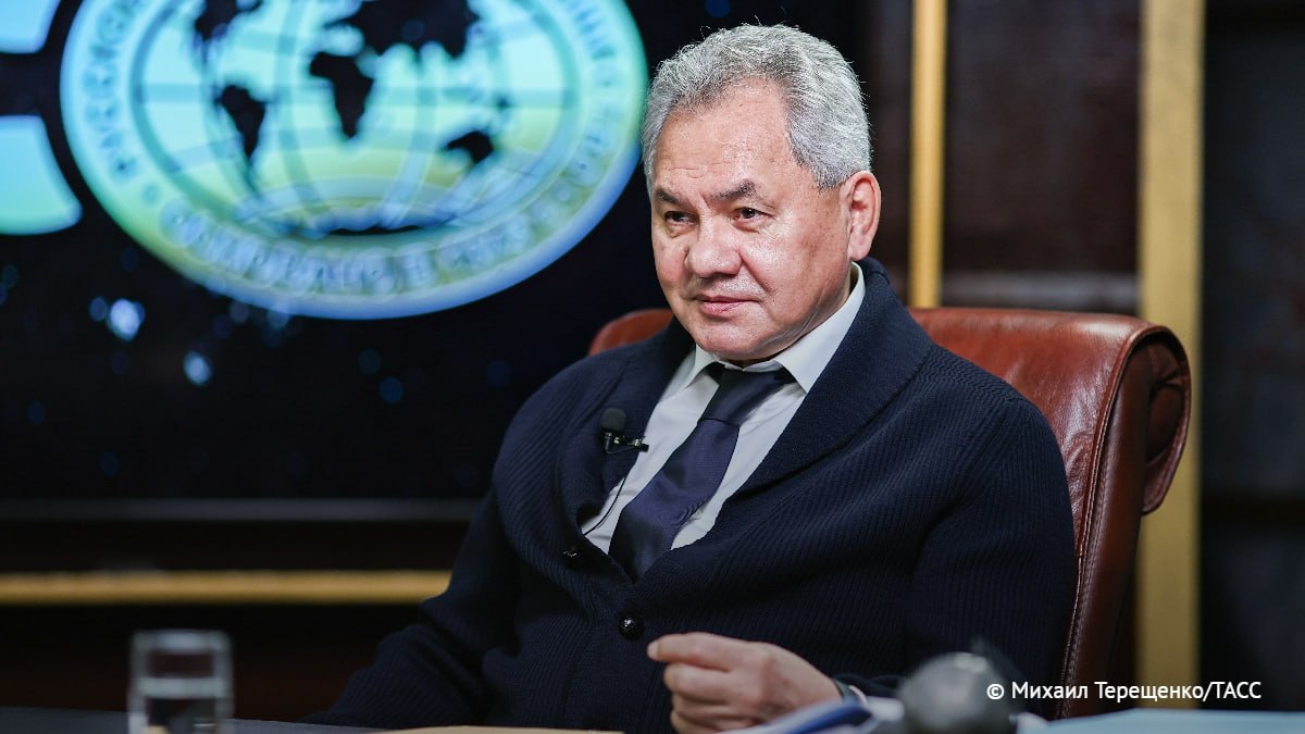 Новый учебник географии должен появиться в РФ к 2028 году сообщил ТАСС президент Русского географического общества Шойгу Это будет принципиально новый учебник подчеркнули в РГО Он будет формировать новое поколение граждан обладающих глубокими знаниями о своей стране и мире а также развитым чувством патриотизма Подпишись на ТАСС в Max