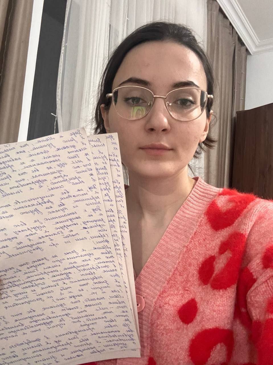 В Тбилиси похитили 24-летнюю чеченку Лауру Авторханову, сбежавшую в Грузию от семьи; девушку, вероятно, везут в Россию — правозащитный проект «Марем»  По данным «Марем», Авторханова успела отправить сотруднику местного шелтера свою геолокацию, где он обнаружил ее в компании сестры и пятерых чеченцев, которые его избили.   «Родственники уже пытались найти Лауру в Грузии и угрожали ее друзьям, а также написали заявление в полицию. После этого Лаура вместе с адвокатом сходила в полицейский участок и снялась с розыска. По словам самой девушки, в полиции ей выписали охранный ордер и обещали, что в случае въезда родственников в Грузию ее об этом проинформируют.   Дома Лаура подвергалась домашнего насилию со стороны родственников, ее передвижения контролировали и требовали отдавать все заработанные деньги».