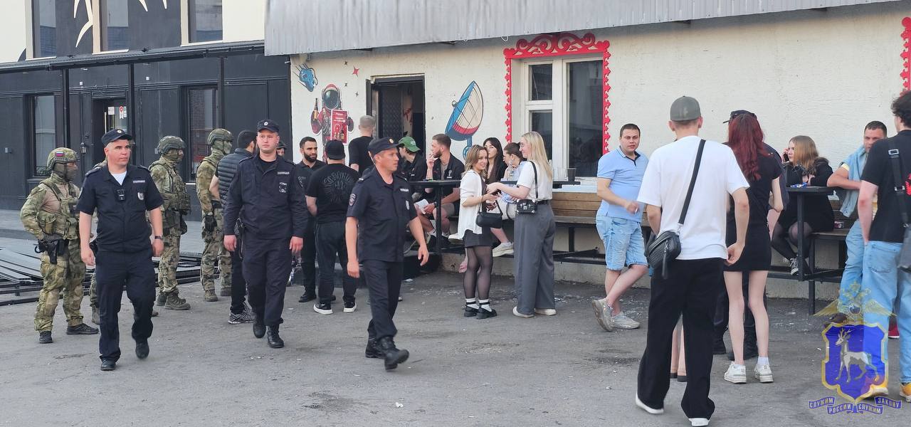 В Самаре полицейские при содействии бойцов ОМОН Росгвардии организовали рейд в развлекательном заведении   Сотрудники самарской полиции при содействии бойцов ОМОН Росгвардии по Самарской области и представителей общественности провели профилактическое мероприятие в одном из развлекательных заведений Октябрьского района областного центра.