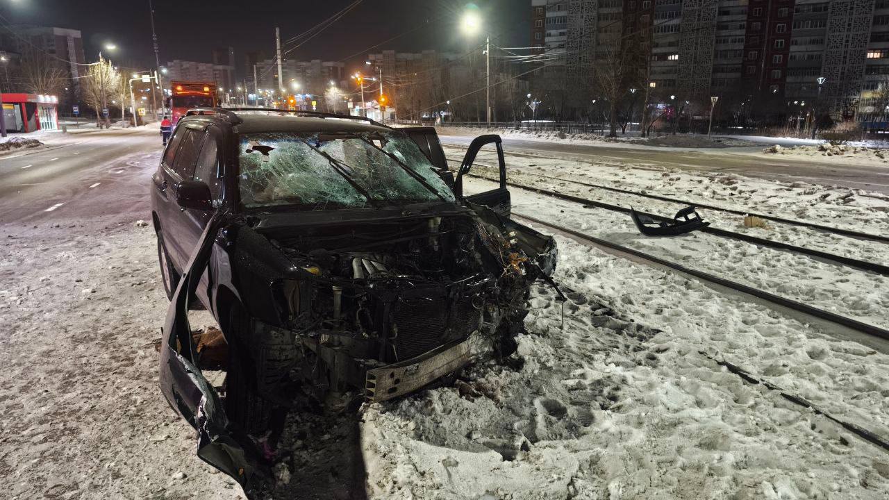 Лихачу сбившему опору в Улан Удэ грозит штраф и ущерб в шестизначную сумму Такие деньги могут взыскать в пользу МУП Управление трамвая Напомним пьяный водитель пытался скрыться от нескольких экипажей ДПС и снес опору контактной сети на проспекте Строителей тем самым нарушив утренний выпуск трамваев на линию по маршрутам 1 и 2 Аварийной бригаде удалось восстановить движение вагонов только в 6 44 утра Теперь нарушителю грозит штраф от ГИБДД а также необходимо будет возместить ущерб в шестизначную сумму муниципальному предприятию за опоры и простой трамваев Бурятия Подробности в Номер один Сообщить нам свою новость можно по кнопке Письмо в редакцию