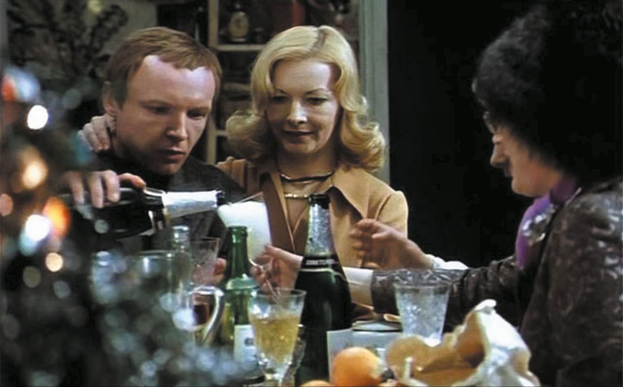 По оливьешке прошлись теперь перейдем к другому российскому новогоднему скрепу Иронии судьбы Впервые ее показали 1 января 1976 года то 50 лет назад И понеслааааась Фильм снят по пьесе Брагинского и Рязанова написанного ими как они сами говорили чтобы просто подзаработать деньжат Пьеса писалась для того чтобы ее легко было поставить в театре действие же происходит в двух одинаковых квартирах Основная кандидатка на роль Нади была Алиса Фрейндлих но худсовету она не понравилась Рязанов пробовал на эту роль Людмилу Гурченко Марину Меримсон Антонину Шуранову Тамару Дегтяреву Светлану Немоляеву Но в итоге выбор свой остановил на польской актрисе Барбаре Брыльска из за акцента которой ее озвучила подруга по вагончикам Талызина а пела за Брыльску Пугачева На роль Лукашина хотели утвердить Андрея Миронова но некоторые не поверили что такому видному мужчине удалось продержаться в холостяках до 36 лет А потом появился Мягков и всех сделал он так отыграл алкоголика что ему хотели впаять выговор за то что пришел на пробы пьяным В итоге его и взяли На роль Ипполита утвердили Олега Басилашвили но он не смог принять участие в проекте и его быстро заменили Яковлевым помните момент когда Лукашин выбрасывает фотографию Ипполита в окошко Когда камера наезжает на нее уже лежащую в сугробе можно увидеть на ней как раз лицо Басилашвили Кадр хотели вырезать но потом плюнули и оставили Сцена в Сандунах взвесимся на брудершафт снималась в неотапливаемом коридоре Мосфильма Герои так мерзли что злоупотребляли и взвешивались всерьёз Короче ничего не предвещало что фильм станет культовым Теперь он как и Оливье символ Нового года  Смотрим Уже идет Подпишись RogandarNEWs мы в MAX