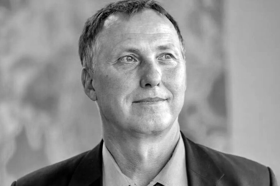 В научной среде Владивостока невосполнимая утрата Скоропостижно ушёл из жизни Сергей Масленников один из самых известных морских биологов Дальнего Востока человек который полвека объяснял море так как не умел никто другой Сергей Иванович умер в командировке в Китае на 63 м году жизни Причины его смерти не раскрываются о месте и времени прощания будет сообщено дополнительно Масленников стоял у истоков восстановления камчатского краба создал Центр аквакультуры воспитал учеников поддерживал журналистов и сам вдохновлял тысячи людей на любовь к морю Подробности в материале   Подписаться