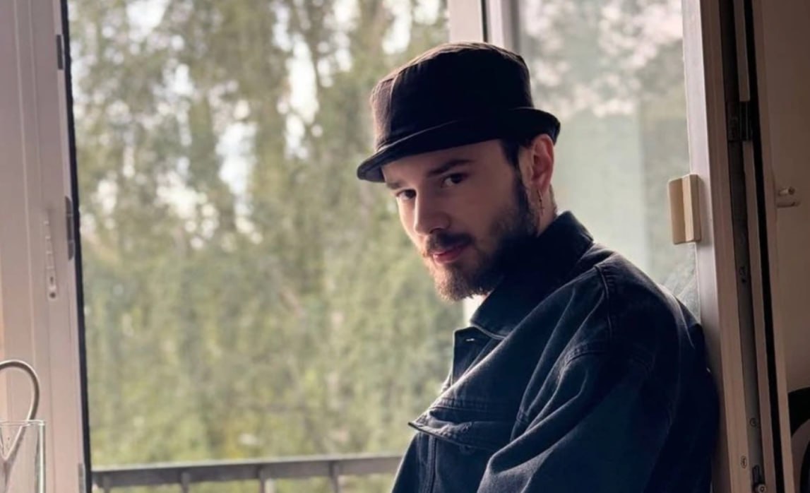 На иноагента по приколу Марата Никандрова возбудили уголовное дело об уклонении от исполнения обязанностей иностранного агента ч 2 ст 330 1 УК Никандров сообщил РБК что на допросе полностью признал вину по предъявленному обвинению После этого его отпустили из СК под подписку о невыезде и надлежащем поведении Как полагает следствие Никандров зная о возложенных на него обязанностях иностранного агента и уже будучи дважды привлеченным к административной ответственности за их нарушение вновь не исполнил требования закона Страшно за судьбу и то к чему это все привело Понятное дело что приколов уже никаких нет Если когда то давно когда мне было 19 лет это выглядело все как прикол то сейчас понятное дело с учетом всех этих обстоятельств это не выглядит так прокомментировал РБК уголовное дело Марат Никандров Фото marat nikandrov Instagram входит в корпорацию Meta признана экстремистской и запрещена в России РБК в Telegram и MAX