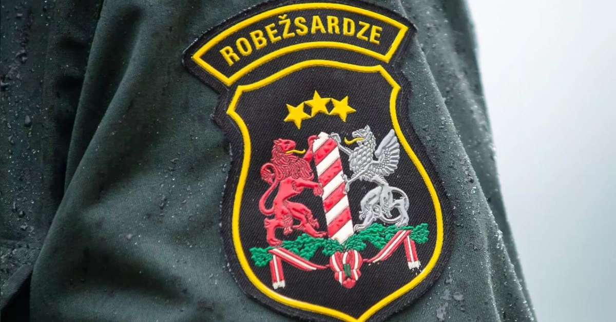 Латвийским пограничникам запретили говорить по русски и поддерживать Россию в соцсетях Глава государственной охраны Латвии генерал Гунарс Пуятс заявил что при исполнении служебных обязанностей пограничники обязаны общаться только на латышском языке Нарушение этого правила может стать причиной увольнения Также в ведомстве проверяют лояльность сотрудников уже были случаи увольнений за посты в поддержку России в соцсетях которые якобы подрывали престиж погранслужбы В Латвии проживают около 1 8 млн человек примерно 40 из них русскоязычные Русский язык в стране имеет статус иностранного латышский государственный