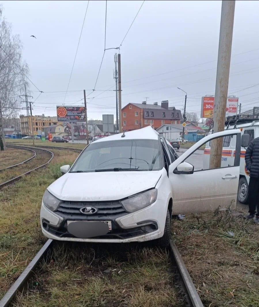 На улице Репина Лада Гранта врезалась в столб и вылетела на трамвайные пути Движение электротранспорта приостановлено в сторону конечной Огни Севера Трамваи временно едут до конечной п Юности Подписаться на chpulsk Мы в MAX