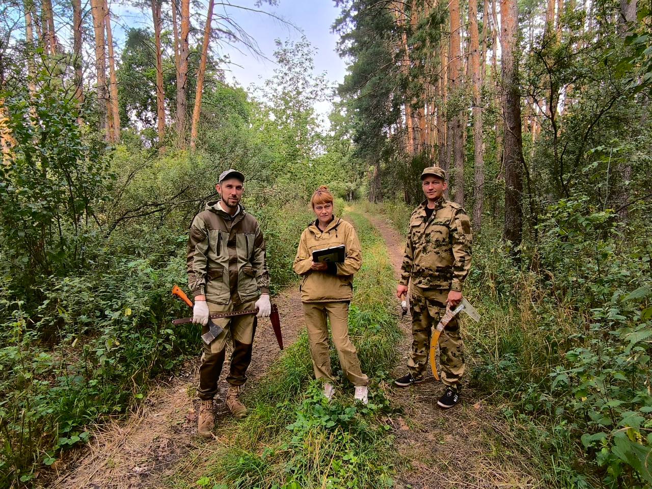 Лесопатологическое обследование запланировано на 700 га в 16 лесничествах региона Наибольший объём работ в Красноярском и Рачейском лесничествах Участки определяют Рослесозащита и минприроды региона на основе мониторинга Цель обследования установить границы и причины повреждений чтобы назначить санитарно оздоровительные мероприятия Для сохранения здоровья леса в прошлом году проведены сплошные и выборочные санитарные рубки убрали более 5 тыс м³ повреждённой древесины Основные причины пожары засуха болезни трутовик и корневая губка Участки сплошных санитарных рубок восстанавливаются по нацпроекту Экологическое благополучие А лесопользователи проводят такие работы самостоятельно МИНПРИРОДЫ
