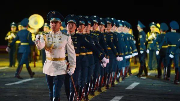 Казахстанский военный оркестр примет участие в фестивале "Спасская башня" на Красной площади  В Москве Казахстан также будет представлять рота почетного караула, танцевальная группа и фольклорно-этнографический оркестр. Помимо классических и современных произведений, будут звучать и национальные мелодии.  Военно-музыкальный фестиваль пройдет с 22 по 31 августа. В 2025 году он будет посвящен 80-летию Победы в Великой Отечественной войне и защитникам Отечества.