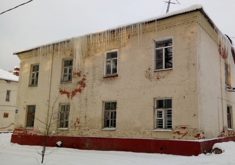 Жилой дом снесли в городском округе Чехов  В поселке Мещерское городского округа Чехов демонтировали аварийное здание жилого дома №24. Об этом сообщает пресс-служба Мособлархитектуры.  «Многоквартирный жилой дом – двухэтажный, кирпичный, общей площадью чуть более 280 квадратных метров.  В связи с моральным и физическим износом конструкций дом был признан аварийным. После завершения необходимых мероприятий по расселению 14 жилых помещений, сооружение включили в перечень объектов для ликвидации. Работы по демонтажу были проведены в IV квартале 2024 года силами администрации городского округа Чехов», - рассказал министр Правительства Московской области по архитектуре и градостроительству Владислав Гордиенко.  Специалисты вывезли с площадки строительный мусор. Как будет в дальнейшем использоваться территория - пока неизвестно.