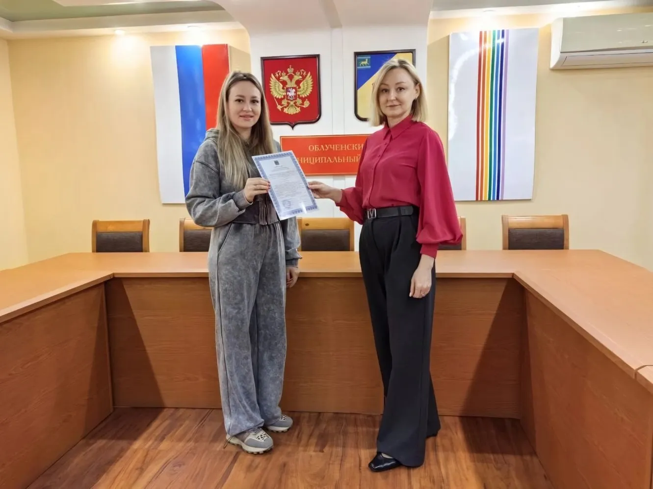 Ещё одна молодая семья получила поддержку в приобретении жилья в ЕАО Очередной сертификат на социальную выплату в целях приобретения квартиры или строительства дома в рамках программы Молодая семья вручён в Облученском районе Еврейской автономной области Государственную поддержку получила супружеская пара Ульяны и Александра из г Облучье Программа жилищной поддержки молодых семей действует с 2018 года В прошлом году решением Президента России Владимира Путина она была продлена до конца 2030 года В Еврейской автономной области в 2025 году жилищные сертификаты получили 10 семей три молодых пары из Биробиджана и семь из Облученского района Подробнее читайте по ссылке   riabir ru 480983 Читайте нас в MAX   max ru join nrEYFL6RnsyiGpYO9z1v3HPDVlRRgMeYknRg2l8Yfzk