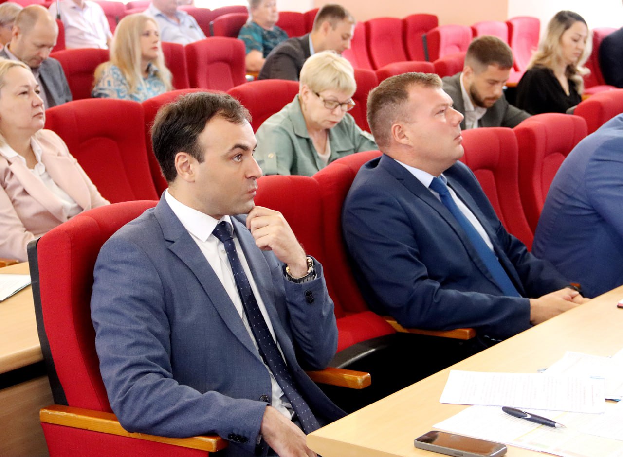 Аппаратное совещание начал с вопроса, который волнует жителей поселка Березовка. Поступали неоднократные жалобы на неудовлетворительную работу перевозчика на автобусном маршруте. В связи с этим дал поручение запустить новый троллейбусный маршрут №9 — «Поселок Березовка – Комсомольская площадь». Троллейбусы на автономном ходу выйдут на линию уже завтра. Расписание маршрута экспериментальное и будет корректироваться с учетом мнения жителей.