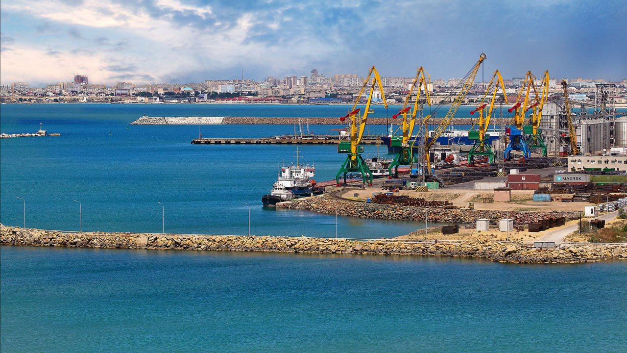 Уровень Каспия достиг исторического минимума На 2025 год уровень Каспийского моря составляет минус 29,21 метров по Балтийской системе высот, передаёт LS aqparat со ссылкой на правительство Казахстана. Данный показатель является историческим минимумом. «Среднегодовое снижение составляет порядка 9,6 сантиметра в год», – пояснили в Министерстве водных ресурсов. По оценке специалистов, при сохранении климатических и водохозяйственных тенденций к 2030 году показатель снизится до отметки в минус 30,2 метра по Балтийской системе высот. Ранее LogiStan писал, что продолжающееся падение уровня Каспийского моря вынуждает начать дноуглубительные работы в казахстанском порту Актау. В рамках первого этапа планируется довести глубину до 7,7 метра. В ноябре 2024 год аналогичные работы завершились в порту Курык. Глубину акватории увеличили с 7 до 8 метров. Снижение уровня воды также привело к уменьшению пропускной способности на паромном маршруте между Бакинским портом и казахстанским портом Курык. Объемы паромных перевозок ж/д цистерн на этом направлении сократились на 22%, вагонов — на 10%. Читайте также: В Росгидромете допустили снижение уровня воды в Каспии в ближайшие 10 – 15 лет Logistan.info Логистика Экономика