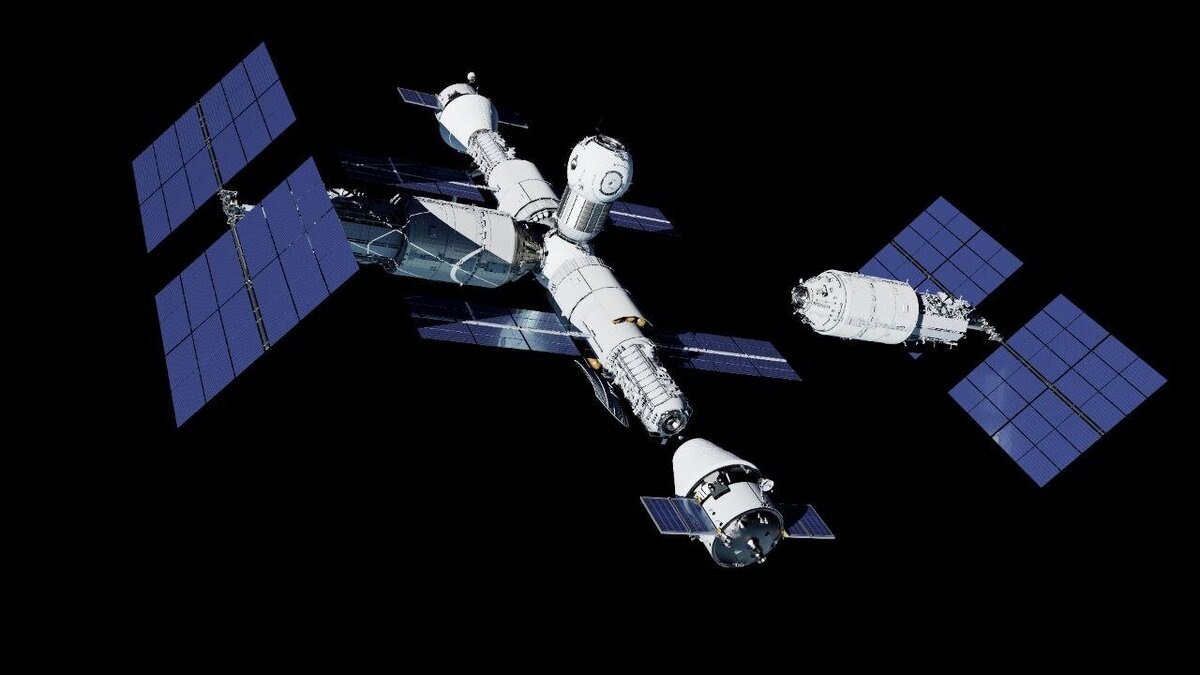 Россия и Индия договорились о размещении своих перспективных космических станций на одной орбитальной плоскости после завершения эксплуатации Международной космической станции Об этом сообщили первый вице премьер РФ Денис Мантуров и генеральный директор Роскосмоса Дмитрий Баканов в ходе переговоров в Нью Дели Мантуров уточнил что Россия утвердила наклонение орбиты для Российской орбитальной станции РОС 51 6 градуса Выбор совпадает с орбитой на которой работает МКС и соответствует параметрам выбранным Индией для её будущей Bharatiya Antariksh Station BAS Решение по словам вице премьера создаёт условия для научной кооперации проведения совместных экспедиций и синхронизации рабочих программ двух стран Он отметил что Россия обладает значительным опытом в пилотируемой космонавтике и продолжает содействовать подготовке индийских космонавтов Первоначально рассматривался вариант полярной орбиты около 97 которая позволила бы обеспечивать наблюдение всей территории России и района Северного морского пути однако сопровождалась повышенными радиационными рисками В 2025 году Роскосмос проводил дополнительные исследования на полярной орбите с использованием биологического спутника Бион М 2 Итоговый вывод закреплённый на уровне правительства переход к наклонению 51 6 исторически отработанному на советских станциях и МКС Глава Роскосмоса Дмитрий Баканов подтвердил что РОС и BAS будут выведены на согласованные параметры орбиты после вывода МКС из эксплуатации NASA и Роскосмос планируют поддерживать работу станции до 2028 года а в период до 2030 года осуществить её сведение с орбиты РОС станет ключевой российской платформой на околоземной орбите после МКС Станция не будет постоянно обитаемой к ней предполагается запускать до двух пилотируемых кораблей ежегодно Базовая конфигурация РОС будет включать научно энергетический модуль узловой модуль шлюзовой модуль и базовый модуль В дальнейшем состав планируется наращивать двумя целевыми модулями До 2033 года Россия намерена осуществить до 34 запусков ракет носителей для развертывания станции Запуск первого модуля научно энергетического НЭМ намечен на декабрь 2027 года В 2028 году одним пуском планируется вывести узловой и шлюзовой модули что позволит сформировать ядро РОС Стоимость проекта оценивается в 608 9 млрд рублей Индия планирует ввести в эксплуатацию первый модуль своей станции BAS в 2028 году а завершить её развёртывание к 2035 году Индийская программа предусматривает проведение научных исследований в условиях невесомости развитие национальной пилотируемой космонавтики и участие в международных проектах МКС остаётся крупнейшим научным проектом в истории Её первый модуль российская Заря был запущен в ноябре 1998 года NASA рассчитывает завершить эксплуатацию станции и затопить её в 2031 году Читай в Max Читай в Telegram Смотри на RUTUBE