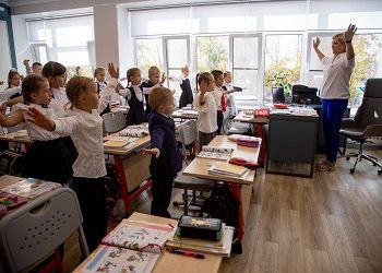 В Благовещенске построят еще одну школу Об этом во время прямого эфира в четверг 13 ноября сообщил мэр города Олег Имамеев Житель амурской столицы задавая вопрос главе муниципалитета отметил что не мешало бы увеличить школу 17 так как количество детей в классах больше 30 человек а застройка домов идет в этом районе активная Олег Имамеев ответил что запланировано строительство нового учебного заведения Город развивается Зачастую социальная инфраструктура не успевает за жилой инфраструктурой Мы совместно с правительством Амурской области министерством образования министерством строительства отрабатываем вопросы строительства школ в городе Благовещенске Как раз в этом районе у нас планируется строительство школы с формированием земельного участка началом строительства и окончанием строительства до 2030 года прокомментировал мэр