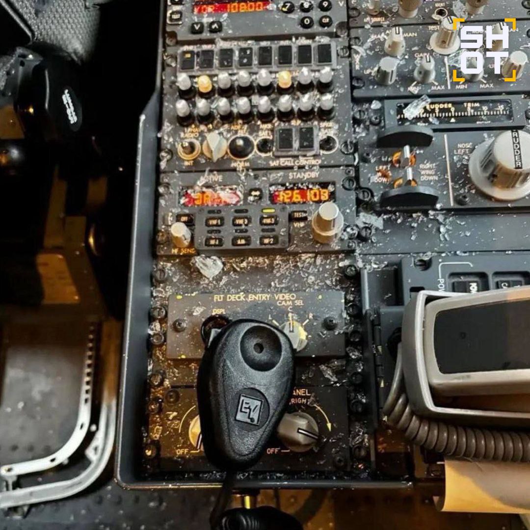 Лобовое стекло пассажирского самолёта Boeing 737 MAX разбилось вдребезги прямо во время полёта Осколками ранило основного пилота Неприятное происшествие случилось с самолëтом со 140 пассажирами на борту который летел из Денвера в Лос Анжелес После инцидента который произошëл на высоте около 11 тысяч метров экипаж был вынужден снизить высоту и направиться в аэропорт Солт Лейк Сити Там воздушное судно смогло успешно приземлиться Уже позже авиакомпания подтвердила что рейс отклонился от маршрута чтобы устранить трещины в лобовом стекле Предварительно инцидент мог произойти из за столкновения самолёта с птицами однако в местных СМИ есть версии о столкновении с космическим мусором и даже с небольшим метеоритом Подробности ЧП выясняются Присоединяйся к нам в MAX   max ru shot