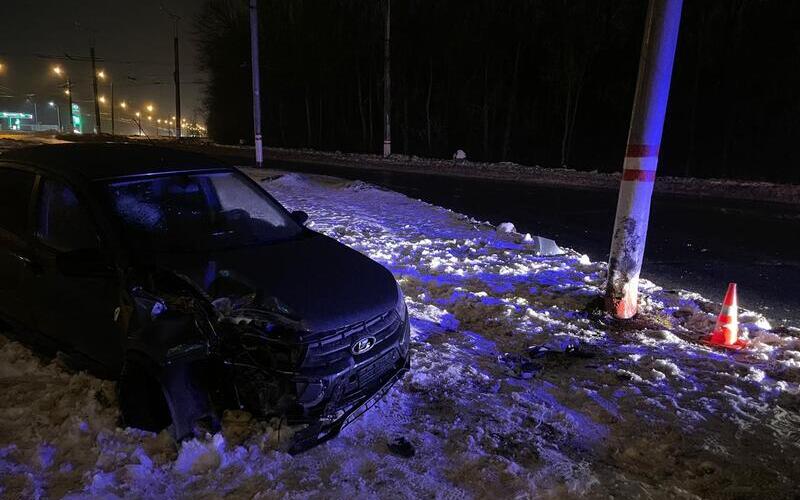 Во время ДТП в Саранске пострадал 26-летний парень. На днях он был доставлен в одну из больниц Саранска. Различные травмы молодой человек получил в результате аварии на Светотехстрое, которую устроил 38-летний водитель «Лады Гранты».  По данным Госавтоинспекции Мордовии, этот инцидент произошёл на проспекте 60-летия Октября. Водитель «Гранты» не справился с управлением и въехал в световую опору. Молодого пассажира легковушки доставили в больницу, а после оказания медицинской помощи отпустили домой.  На виновника ДТП патрульные составили несколько протоколов, в том числе за отказ от медосвидетельствования и за повреждение дорожных сооружений.