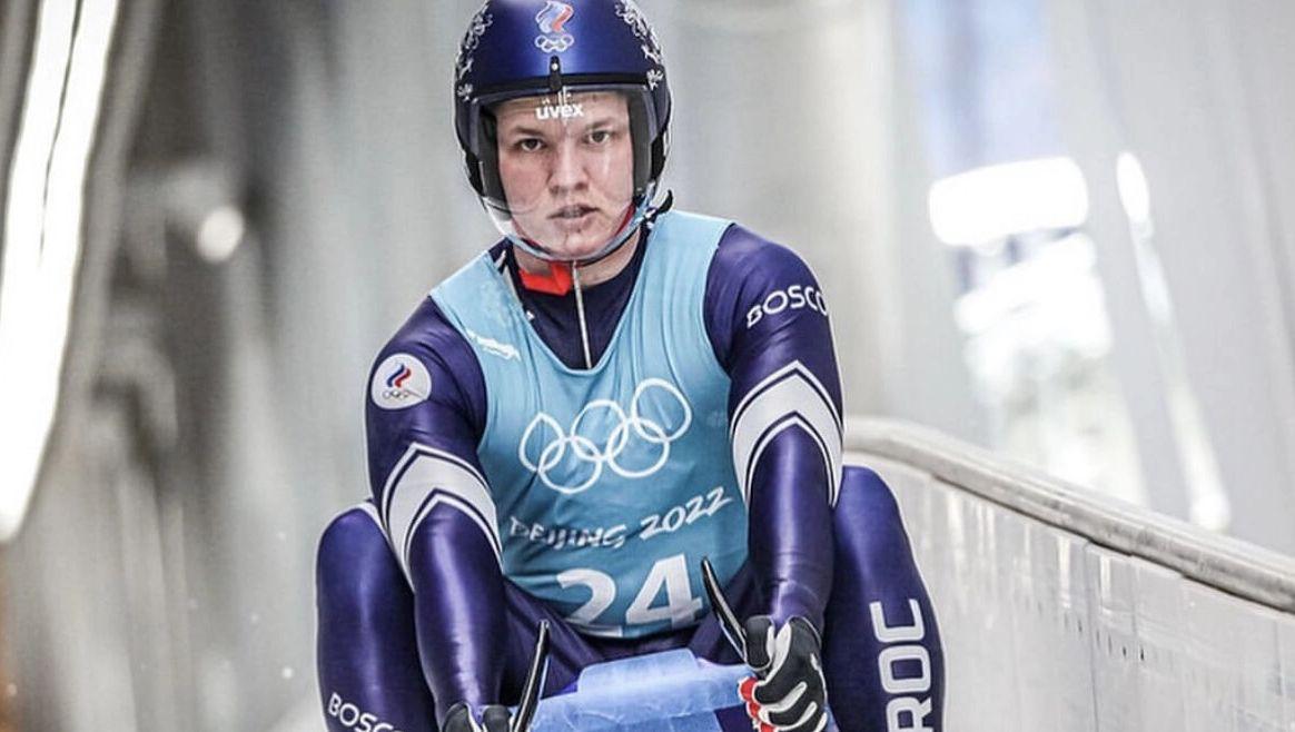 В деле титулованных красноярских саночников появились новые фигуранты В Красноярске чемпиона мира по санному спорту Романа Репилова и призера чемпионата Европы Александра Перетягина подозревают в мошенничестве Как сообщили в СК в деле помимо спортсменов есть еще два фигуранта бывшие директор и тренер спортивной школы олимпийского резерва по санным видам спорта Оба признали свою вину заявили в СК РФ По версии следствия в мае 2025 года спортшкола и один из спортсменов у которого есть ИП заключили контракт на поставку нового спортивного инвентаря на 10 миллионов рублей Фигуранты якобы поставили старое оборудование вместо нового В итоге одному из спортсменов перечислили более 10 миллионов рублей все фигуранты распорядились ими по собственному усмотрению На фото Роман Репилов prmira news