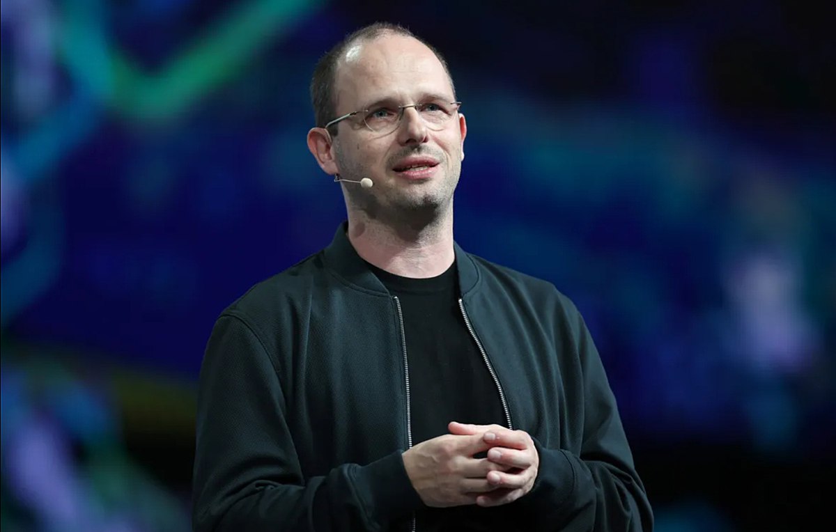 Гендиректор GitHub Томас Домке остаётся в компании до конца 2025 года, после чего покинет должность, чтобы «снова стать основателем». Сам сервис станет частью Microsoft — с 2018 года, когда Microsoft его выкупила, GitHub работал как отдельная компания vc.ru/dev/2151056