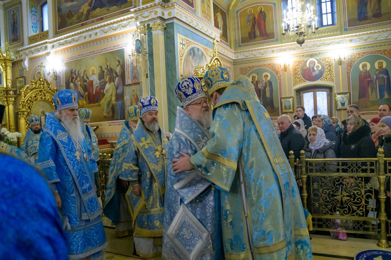 В Донецк прибыл новый архиерей.   Митрополит Владимир прибыл из Дальнего Востока. Теперь он будет управлять Донецкой епархией.   Бывший Донецкий архиерей митрополит Иларион тепло приветствовал нового архипастыря.   Нужно отдать должное митрополиту Илариону: он с достоинством принял своё почисление на покой  на пенсию . Несмотря на то что определённые силы из Украины пытались устроить из этого скандал.   Радостно видеть, что в Соборе многострадального Донецка яблоку негде упасть.