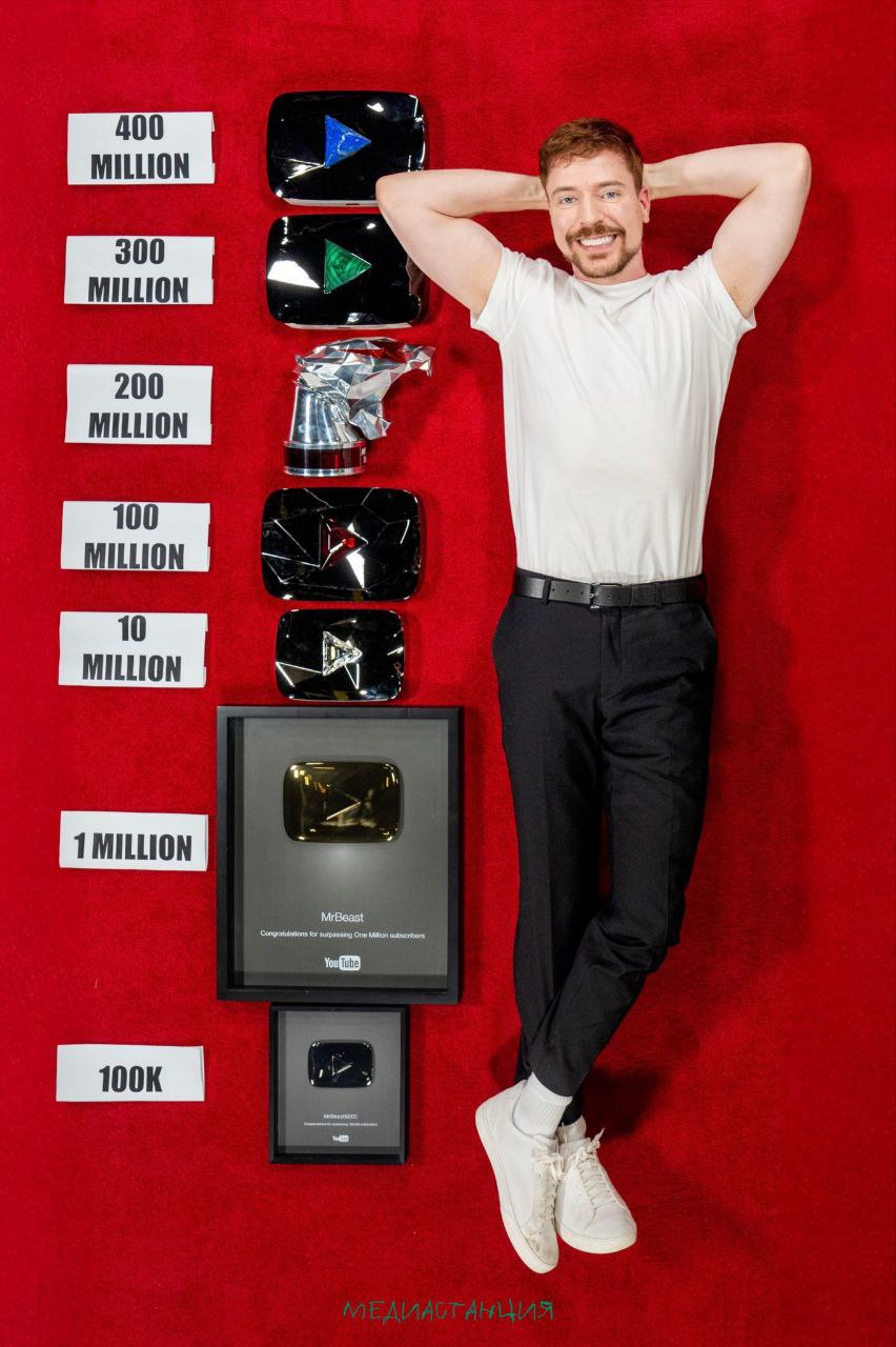 MrBeast получил первую в мире кнопку YouTube за 400 млн подписчиков на ролике. Вручил её лично Нил Мохан, босс платформы, а блогер сделал на фоне своих достижений уже разошедшуюся по Интернету фоточку, и она кое-какой тренд напомнила.  Может, запустит в продажу новый коллаб с Барби?     К слову об ИИ — не смог ChatGPT справиться со всеми достижениями MrBeast.