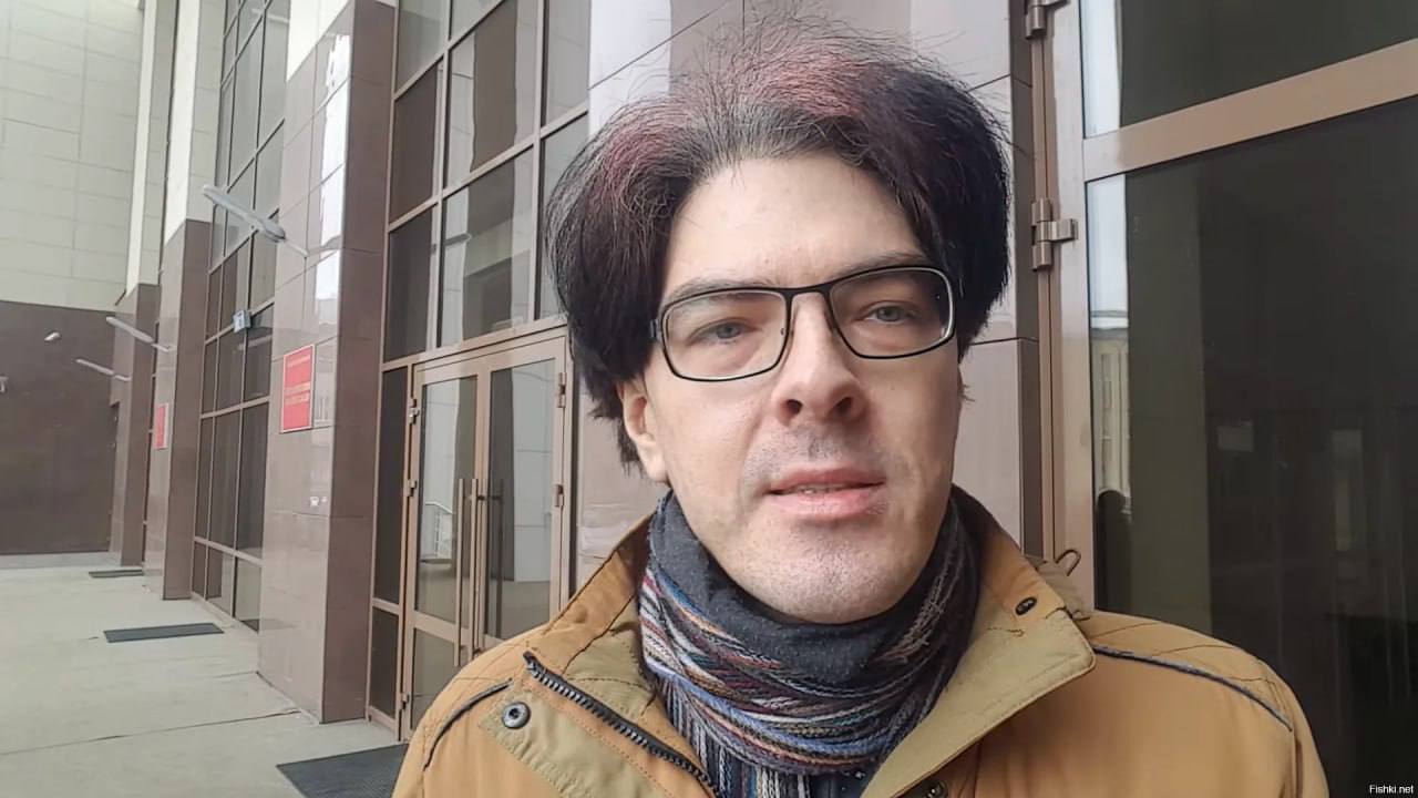 Лидеру инцелов России только что продлили стражу — сам Алексей Поднебесный сейчас находится на психиатрической экспертизе, но поддержать блогера на заседание пришла его 15-летняя жертва.  Школьница и её законный представитель просили изменить меру пресечения для главного инцела страны — назначить ему домашний арест. Но в Смольнинском районном суде были непреклонны: продление стражи ещё минимум до 18 ноября, сообщает объединённая пресс-служба судов СПб.    Mash на Мойке — отдай свой буст нам