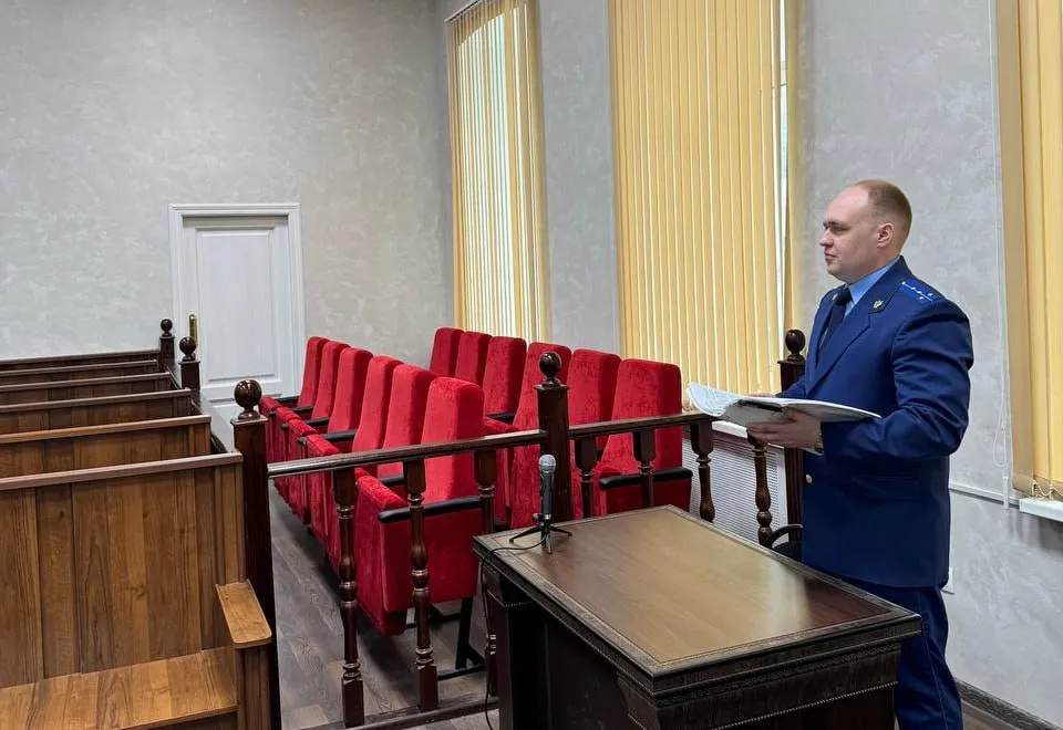 Прокуратура Саратовской области в Энгельсском районном суде с участием присяжных заседателей поддержала государственное обвинение по уголовному делу в отношении двух местных жительниц в возрасте 31 и 33 лет        Они признаны виновными по ч 3 ст 30 пп б д ж ч 2 ст 105 УК РФ покушение на убийство лица в связи с выполнением данным лицом общественного долга совершенное с особой жестокостью группой лиц по предварительному сговору В суде установлено что ночью 30 сентября 2024 г 25 летняя потерпевшая сообщила властям о местонахождении разыскиваемого лица который был незамедлительно задержан правоохранительными органами что очень не понравилось его друзьям Находясь на улице Проезжая в Энгельсе на беззащитную девушку напали двое подруг и 28 летний приятель задержанного лица после чего принялись избивать потерпевшую а также угрожали наносили удары ножом срезали волосы с ее головы а затем против ее воли переместили свою жертву в погреб гаража одного из домовладения Энгельса где стали удерживать С целью причинения смерти фигуранты отвезли девушку на озеро Став где веревкой и цепью перетянули ей шею и рот связали руки а после обессиленную сбросили с моста в воду но она смогла освободиться от оков и удержаться на плаву Даже после этого злоумышленники не отказались от своих намерений стали высказывать угрозы забить ее до смерти кирпичом а после снова поместили ее в тот же погреб Потерпевшую освободил посторонний человек который вмешался и помог В отношении 28 летнего фигуранта материалы дела выделены в отдельное производство  В судебном заседании подсудимые вину в совершении инкриминируемого преступления не признали выдвигали различные версии своей невиновности перекладывая груз ответственности на мужчину  Вместе с тем государственное обвинение в суде с участием присяжных заседателей выстроило последовательную и логичную картину совершения преступления которая не оставила у присяжных сомнений в виновности каждой из подсудимых Вердиктом коллегии присяжных заседателей подсудимые единогласно признаны виновными в совершении преступления  Согласившись с позицией государственного обвинителя суд назначил виновным наказание в виде 9 лет лишения свободы с отбыванием в исправительной колонии общего режима с ограничением свободы 1 год