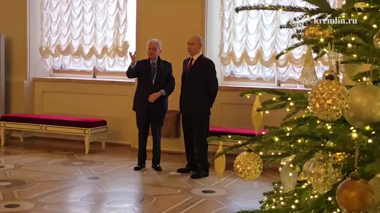 Путин и Пиотровский приветствуют делегации СНГ в Эрмитаже