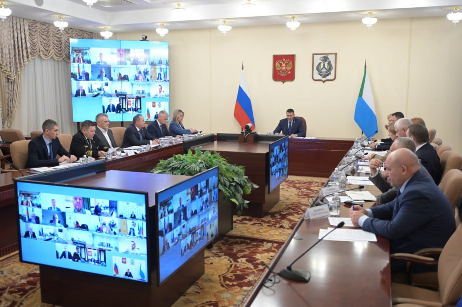 Для развития судоходства на Амуре Хабаровскому краю необходимы 11 пассажирских судов и 38 плавучих причалов Об этом сообщил губернатор региона Дмитрий Демешин Создание устойчивой системы речных перевозок первостепенно для социально экономического развития Хабаровского края и всех регионов находящихся в Амурском бассейне Мы дорабатываем вместе с соседними регионами и Росморречфлотом проект соответствующей программы Подсчитали необходимо 11 пассажирских судов 22 дебаркадера 38 плавучих причалов для внутригородских и краевых маршрутов в Хабаровске Комсомольске на Амуре и Николаевске на Амуре написал Дмитрий Демешин Он также отметил что транспортные артерии региона как и судостроительные и судоремонтные предприятия края задействованы не в полной мере Опыт в строительстве пассажирских и грузовых судов есть у Хабаровского судостроительного завода будем использовать его по максимуму Уже сейчас ведем переговоры с потенциальными инвесторами добавил губернатор  Предполагается что предложения региона будут учтены при формировании постановления правительства РФ Об утверждении государственной программы Российской Федерации Развитие судоходства в Амурском бассейне внутренних водных путей Данная программа будет представлена президенту России Владимиру Путину