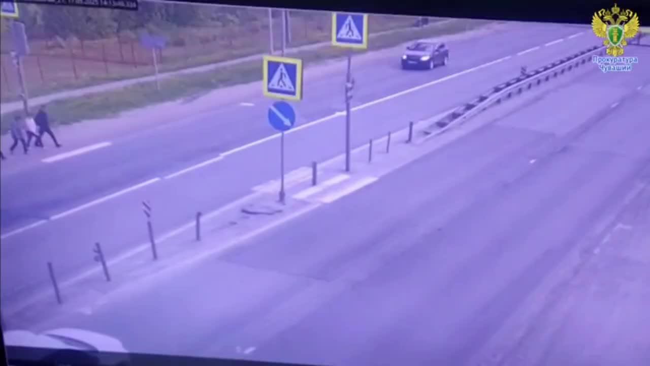 Серьезное ДТП с пешеходами в Чувашии: водитель 'Тойоты' сбил троих на красный свет