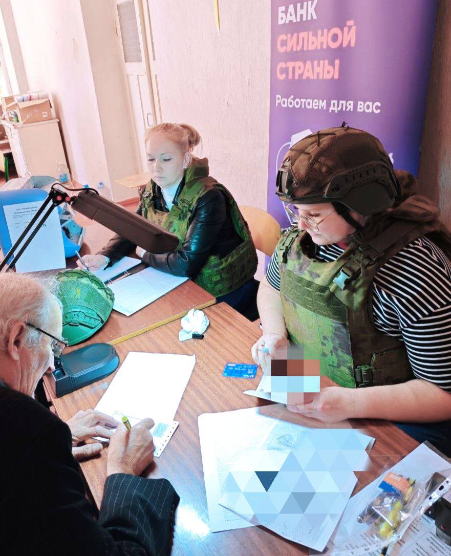ПСБ запустил обслуживание населения в прифронтовом Украинске… Выездное обслуживание ПСБ заработало в Украинске Донецкой Народной Республики. Вслед за Курахово и Горняком это третий освобожденный населенный пункт в ДНР, где за последние недели появился мобильный офис ПСБ. Первоочередная задача банка – обеспечить местных жителей, особенно граждан старшего поколения, которых сейчас в Украинске большинство, необходимыми финансовыми инструментами и максимально поддержать в период восстановления города. Сейчас жители Украинска могут получить моментальные дебетовые карты «Твой банк» для начисления пенсий, пособий и зарплат. Для оформления достаточно документа, удостоверяющего личность. Постепенно перечень продуктов и услуг для населения будет расширяться. Так, в Курахово уже можно обменять гривны на рубли. Выезды мобильного офиса в Украинск запланированы по графику несколько раз в неделю.