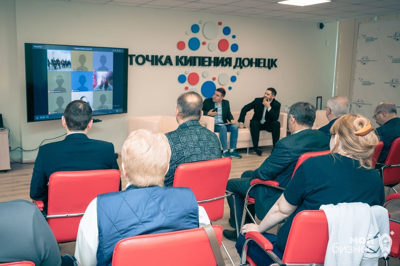 Первая «Точка кипения» открылась в Донецке В Донецке 13 мая открылось общественное пространство коллективной работы «Точка кипения» для развития креативных индустрий и технологического развития. По словам директора проектов АСИ Агентства стратегических инициатив по ДНР Елены Остроух, площадка станет местом развития региона и притяжением научного сообщества. Здесь будут собираться эксперты, генерироваться идеи, получать развитие перспективные гипотезы и проекты. Участники познакомились с моделью технологического суверенитета Национальной технологической инициативы НТИ , портфелем перспективных проектов Фонда НТИ. «Наше будущее уже определяют такие тенденции, как кибербезопасность, водородные технологии, работа генераторов и сетей, создание активных энергокомплексов. Рабочая группа «Энерджинет» НТИ готова помочь по каждому из этих вопросов - как в теории, так и на практике, чтобы и дальше развивать жизнь в Точке кипения», - отметил лидер рабочей группы «Энерджинет» НТИ Олег Гринько. Компании-участники экосистемы НТИ рассказали о становлении рынков, развитии регионов и поделились опытом реализации проектов в сфере энергетики, бионической инженерии, эндопротезировании, нейротехнологиях, VR-программировании, агрономии. Кроме того, компании предложили свое участие в проектах Точки кипения – Донецк. «Мы активно участвуем в жизни Точек кипения. Наш основной продукт - это программное обеспечение, которое позволяет любому человеку создать свой VR-проект. Это может быть обучающий тренажер, симулятор, игра», - добавил генеральный директор ООО «ВР Концепт» Денис Захаркин. "Точка кипения" - это пространство для коллективной работы, где любой желающий может встретиться с экспертами, обсудить свои идеи и инициативы, разработать проект и узнать что-то новое. Больше 170 площадок в вузах, на производствах, в открытых городских пространствах работает по всей стране. Ранее в октябре 2023 года начала работу Точка кипения - Луганск.