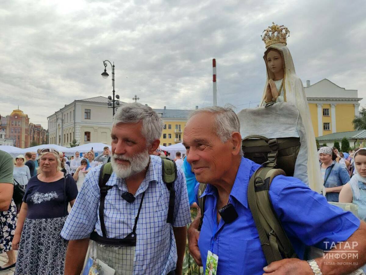 Паломники из Франции пришли пешком к Казанской иконе Богородицы Двое жителей французского города Фатима — Патрик Боннан и Жан ле фрик Бонуа — пешком прибыли в Казань. Сегодня путешественники пообщались с журналистами в Богородицком монастыре во время празднования дня явления Казанской иконы Божией Матери. «Казань стала для нас конечной точкой путешествия. Наш путь занял 4 года. Мы шли, потом возвращались домой на самолете, затем снова продолжали путь с того места, где остановились», – рассказал Патрик. Казань стала целью их паломничества потому, что в городе хранится список Казанской иконы Божией Матери. «Эта икона долгие годы хранилась в Фатиме. Мы не знаем, как она там оказалась, но рады, что ее возвратили в Казань. Поэтому мы здесь – пришли поклониться Богоматери в месте, где была явлена чудотворная икона», — поделился Патрик. Всю дорогу французы несли статуэтку Богородицы, которую планировали передать Президенту России Владимиру Путину. «Правда, мы не знаем, как это сделать. Если вы знаете, просим помочь нам», – обратились они к журналистам. Сегодня путешественники раздали верующим медальоны с образом Богородицы и информационные брошюры — свой путь они сопровождают миссионерской деятельностью.