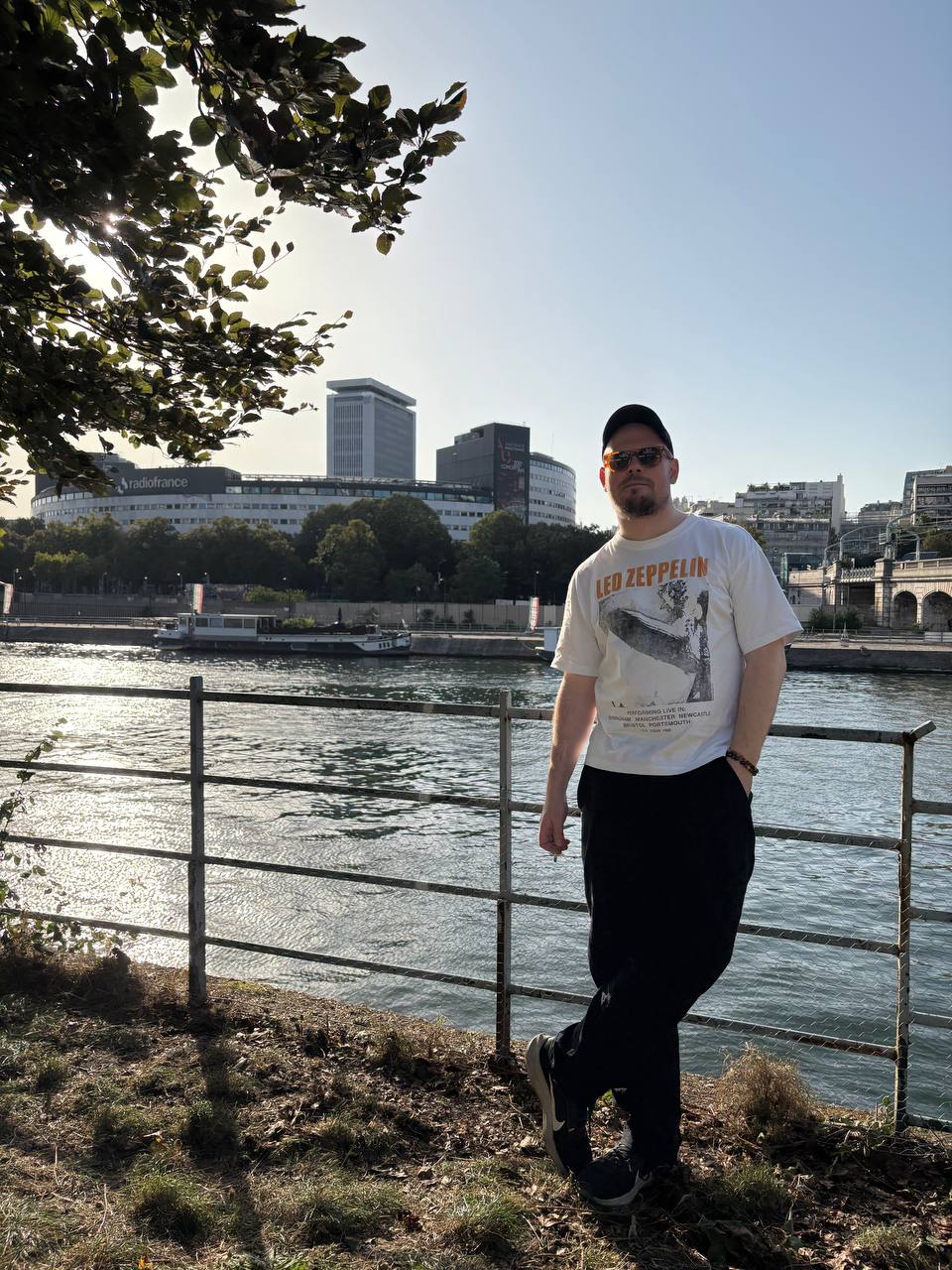 Это журналист Евгений Сафронов Женя перебрался за границу до войны когда медиа в котором он работал власти признали иноагентом В конце 2024 у него случилось сложное и несправедливое как он утверждал увольнение из этого переехавшего в Европу медиа Вследствие чего Женя не смог продлить документы вынужден был покинуть страну пребывания и скитаться по индиям и стамбулам до тех пор пока не получил французскую визу Полгода назад он перебрался в Париж пытался обосноваться тут Находился в депрессии Ровно неделю назад сообщил о взломе своих телефонов соцсетей мессенджеров акаунта на Госуслугах что окончательно выбило его из равновесия Утром 6 января Женя покончил с собой По данным источника Le Parisien в полицией ему могли угрожать убийством прокуратура начала расследование чтоб установить причины смерти и пролить свет на личность жертвы Мне о подобном он не сообщал В декабре Жене исполнилось 38 лет