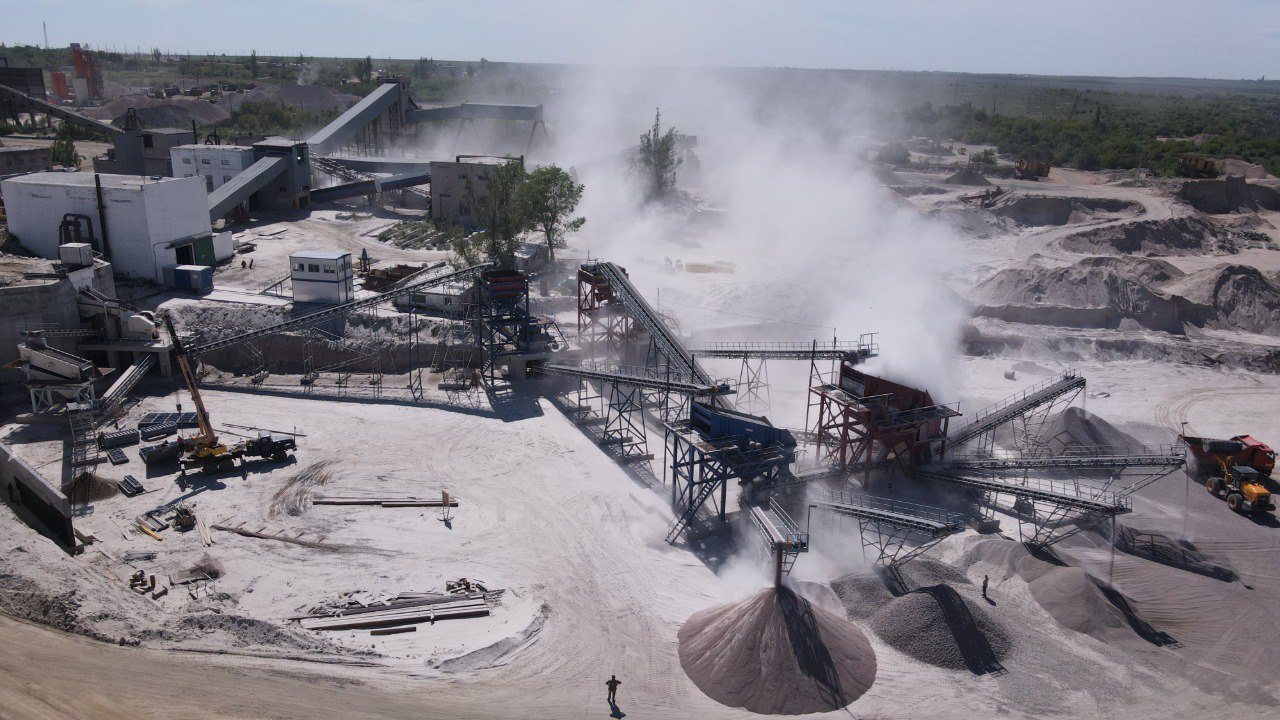 Добывающие энергетические и телекоммуникационные предприятия воспользовались льготными кредитами для участников СЭЗ Программа льготного кредитования это один из инструментов СЭЗ который дает возможность ее участникам получить кредит на льготных условиях в банках участниках программы на реализацию инвестиционного проекта а также на пополнение оборотных средств Генеральный директор ФРТ Василий Купызин Фонд реализуя свою функцию оператора программы и управляющей компании СЭЗ на сегодняшний день возместил этим финансовым организациям 539 млн рублей недополученных доходов возникших в результате снижения процентной ставки ниже рыночных условий Эта мера позволила промышленным компаниям дополнительно осуществить инвестиции в размере 8 2 млрд рублей на которые было приобретено современное оборудование и произведен капитальный ремонт существующего К реализации программы присоединились 8 кредитных организаций ПАО ВТБ ПАО Сбербанк ПАО Промсвязьбанк ООО КБ РостФинанс ООО ЦМРБанк АО АБ РОССИЯ АО МСП Банк ПАО МКБ Банки предоставляют льготные кредиты в размере от 1 млн руб до 5 млрд руб но не более 120 от объема капитальных вложений предусмотренного договором об условиях деятельности в СЭЗ новые регионы СЭЗ Подписаться на ФРТ в MAX Следить за новостями ФРТ в Telegram