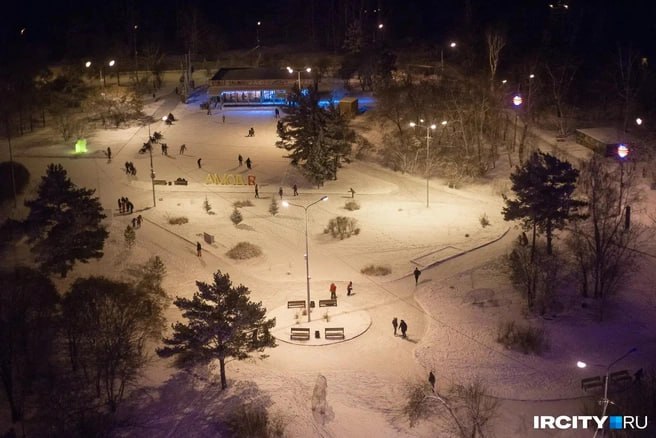 Открытие катка на Конном острове перенесли Запуск главного городского катка откладывается на сутки с воскресенья 21 декабря на понедельник 22 декабря В ноябре мэрия объявила закупку на заливку катка стоимостью 2 7 млн рублей Подрядчик должен был завершить работы к 21 декабря а затем обслуживать каток до марта Однако как отметили в пресс службе подрядчик по объёмам работ не успевает Контракт получила компания Холодок из Эхирит Булагатского района Фирма существует с 2023 года и ранее выигрывала только один муниципальный контракт на мойку крыши и фасада и крыши здания Информационно туристской службы Иркутска и деревянного сруба в сквере Кирова Разыгрываем новогодний стол