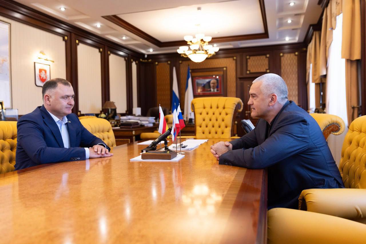 Президент Алан Гаглоев поздравил Главу Республики Крым Сергея Аксенова с Днем Республики Крым От имени народа Республики Южная Осетия и от себя лично направляю Вам искренние поздравления по случаю государственного праздника Дня Республики Крым Этот знаменательный день символизирует единство свободу и решимость крымчан самостоятельно определять свою судьбу Выбор большинства жителей Крыма и Севастополя основанный на принципах демократии и свободного волеизъявления стал важным шагом в восстановлении исторической справедливости Возвращение Крыма в состав Российской Федерации стало важной вехой в истории полуострова открывшей новую страницу развития и процветания За прошедшие годы Республика Крым обладая богатым культурным наследием и уникальной природой достигла значительных успехов в социально экономической сфере инфраструктурном строительстве здравоохранении образовании и культуре Южную Осетию и Крым связывают тесные и дружественные отношения Выражаю надежду на дальнейшее плодотворное сотрудничество которое будет способствовать укреплению дружбы и развитию взаимовыгодных связей между нашими республиками От всей души желаю Вам уважаемый Сергей Валерьевич крепкого здоровья и неизменного успеха во всех стремлениях на благо Республики Крым а каждому ее жителю мира благополучия и процветания ИА РЕС