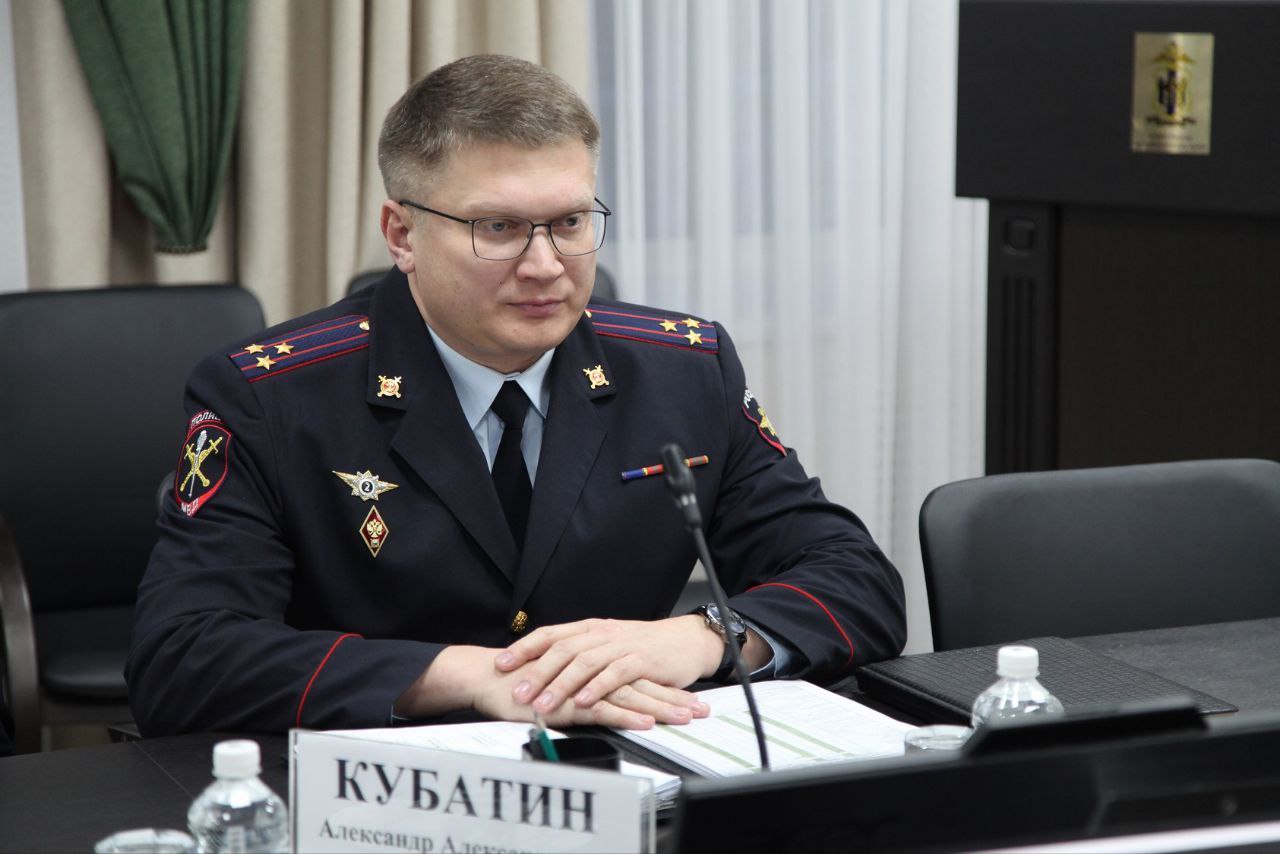 хабаровскийкрай мвд Назначен новый заместитель начальника Управления МВД России по Хабаровскому краю Сегодня в режиме видео конференц связи начальник УМВД России по Хабаровскому краю генерал майор полиции Андрей Шабашов представил подчиненному личному составу заместителя начальника начальника полиции УМВД России по Хабаровскому краю полковника полиции Александра Кубатина Справочно Кубатин Александр Александрович родился 12 августа 1978 года в городе Омске В органах внутренних дел проходит службу с 1 августа 1996 года В 1998 году окончил Омский юридический институт МВД России в 2012 году Омскую академию МВД России За период службы с 2003 года по 2022 год замещал руководящие должности в органах внутренних дел Российской Федерации В 2022 году назначен на должность начальника УМВД России по г Омску Награжден медалями МВД России t me mvd 27