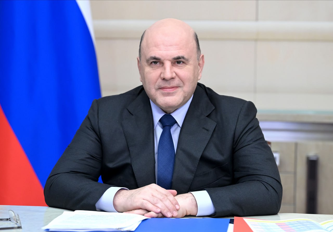 Михаил Мишустин поздравил социальных работников России с профессиональным праздником «День социального работника – еще один повод выразить признательность и глубокую благодарность тем, кто оказывает помощь оказавшимся в сложной жизненной ситуации, пенсионерам, людям с ограничениями по здоровью, семьям с детьми и всем нуждающимся в защите, особом внимании и заботе. Ваш самоотверженный труд требует не только высокого уровня компетенции, ответственности и выдержки, но и чуткости, умения сострадать. От вашей вовлеченности и неравнодушия зависят жизнь и благополучие тысяч людей. Правительство продолжает системную работу по повышению качества социального обслуживания граждан. Ежегодно расширяются адресные меры поддержки, модернизируются специализированные учреждения, внедряются технологии, использование которых позволяет повысить доступность и качество предоставляемых услуг. Эти масштабные задачи невозможно решить без квалифицированных, преданных своему призванию профессионалов – таких, как вы. Желаю вам крепкого здоровья, дальнейших успехов в вашем важном и востребованном деле».