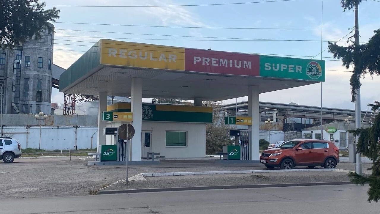 Сотрудники красноярских АЗС 25 часов жалуются на невыплату зарплат Несколько заправок сети закрылись остальные остаются без топлива а сотрудники не получают зарплаты Об этом пишет Ngs24 со ссылкой на оператора АЗС Сотрудница рассказала что проблемы у сети начались в конце сентября когда без предупреждения начали закрывать заправки Все заправки у нас были закрыты две недели бензина не было Сегодня привезли на семь еще открытых заправок бензин но этого не хватит даже чтобы зарплату раздать Там буквально на один два дня бензина все больше нет Начальник обещает каждый день зарплату дам дам дам конкретно число не говорит В пятницу должна была быть зарплата завтра уже среда цитируют оператора журналисты По словам женщины среди сотрудников ходят слухи что АЗС якобы собираются продать В службе поддержки АЗС сообщили ПМ что не могут отвечать на вопросы о закрытии заправок и попросили отправить вопросы на почту prmira news