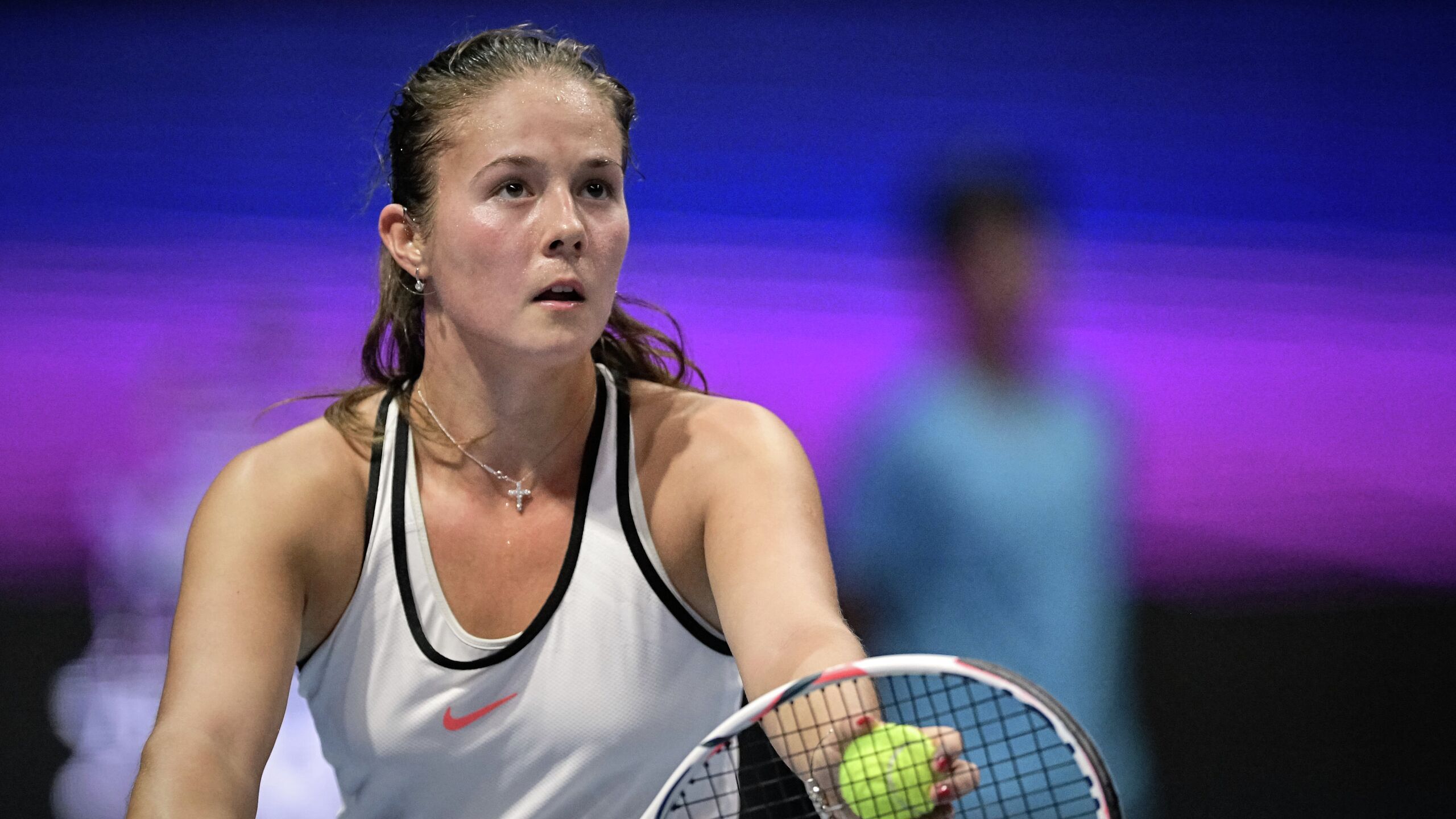 Двукратный олимпийский чемпион по биатлону Дмитрий Васильев в разговоре с РИА Новости выразил мнение что через определенное время теннисистка Дарья Касаткина сменившая спортивное гражданство с российского на австралийское будет жить в России В субботу Касаткина сообщила что получила сертификат о гражданстве Австралии Родина может быть только одна там где ты родился Паспортов может быть хоть 250 штук В любом случае это ее выбор ее видение нынешней мировой ситуации и личной жизни Думаю что через какое то время Касаткина обязательно будет жить в России потому что русскому человеку хорошо только в России Временно можно жить где угодно но ее всегда будет тянуть на родину Хотя бы возвращаться сюда почаще сказал Васильев