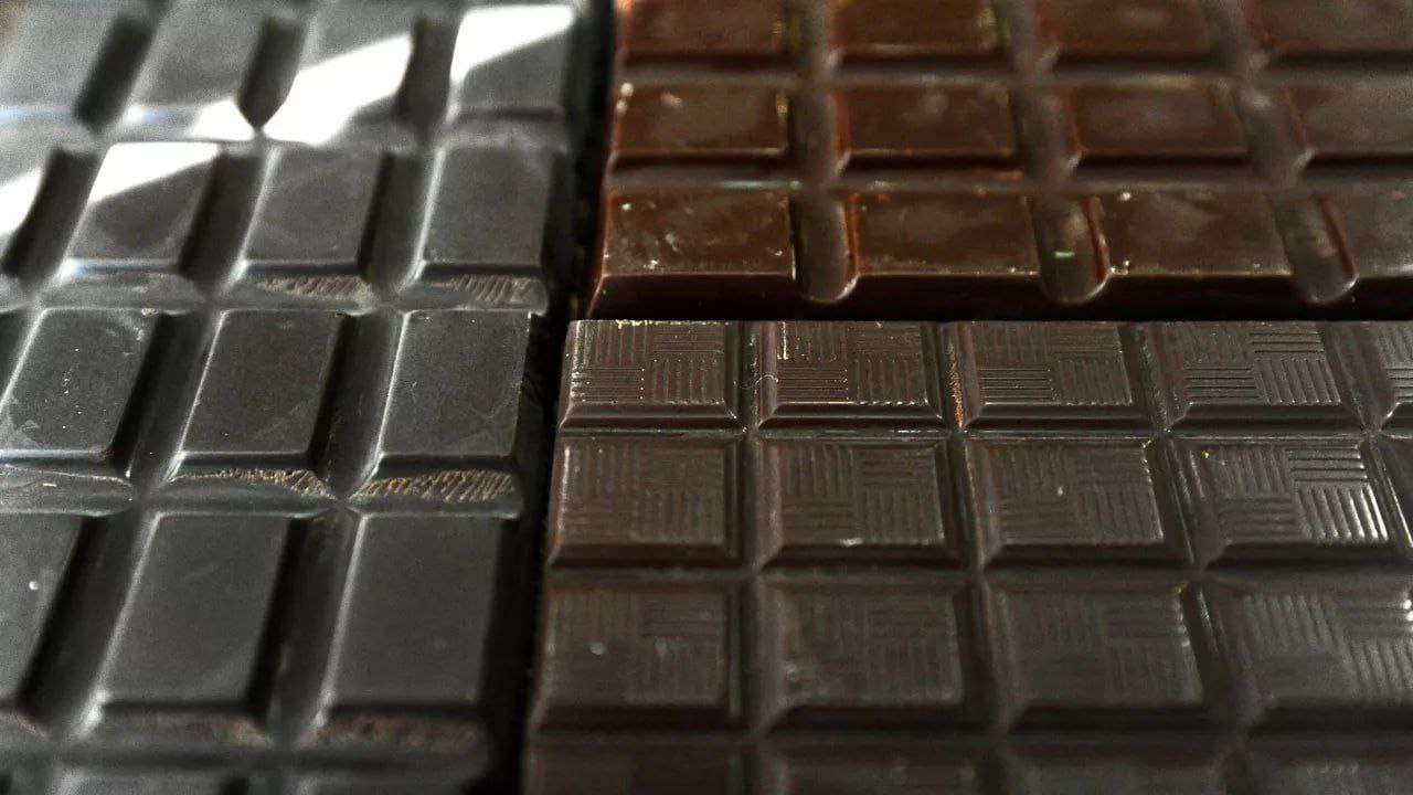 ‍   Россия в апреле втрое нарастила импорт турецкого шоколада  Турция в апреле этого года почти втрое в годовом выражении нарастила экспорт шоколада в Россию - до рекордных значений. Так, в апреле Анкара продала Москве шоколада и других изделий с его содержанием на 5,6 миллиона долларов - максимальные за все время торговли двух стран. В годовом выражении поставки выросли в 2,7 раза, а в месячном - на 9%.  Суммарно за первые 4 месяца этого года экспорт турецкого шоколада в Россию достиг 19,4 миллиона долларов - вдвое больше, чем год назад. А за весь 2024 год объемы поставок составили 41,5 миллиона долларов. Больше всего в апреле РФ закупила у Турции различные пищевые продукты, сделанные из шоколада, - почти на 4 миллиона долларов. Главным образом это были конфеты - без алкоголя, с начинкой и без нее. Также импортировался шоколад без начинок - на 1,1 миллиона долларов, шоколад с начинками - на 502 тысячи долларов, а также готовые изделия из шоколада массой более 2 килограммов в форме брикетов, в жидкой, порошкообразной и других формах - на 8 тысяч долларов. Кроме того, в апреле Турция поставляла в Россию какао-порошок без подсластителей - на максимальную с прошлого июня 371 тысячу долларов и какао-масло - на 312 тысяч долларов, максимальные с прошлого июля. Экспорт какао-порошка в годовом выражении вырос в 3,6 раза  в месячном - в 2,2 раза . Поставки масла в годовом выражении сократились в 2,6 раза, а в месячном выросли в 4 раза.  #торговлябезграниц #tradewithoutborders #Россия #экспорт #импорт #Турция #шоколад  ____   Торговля без границ     Экспорт Вашей продукции   Решение любых вопросов ВЭД