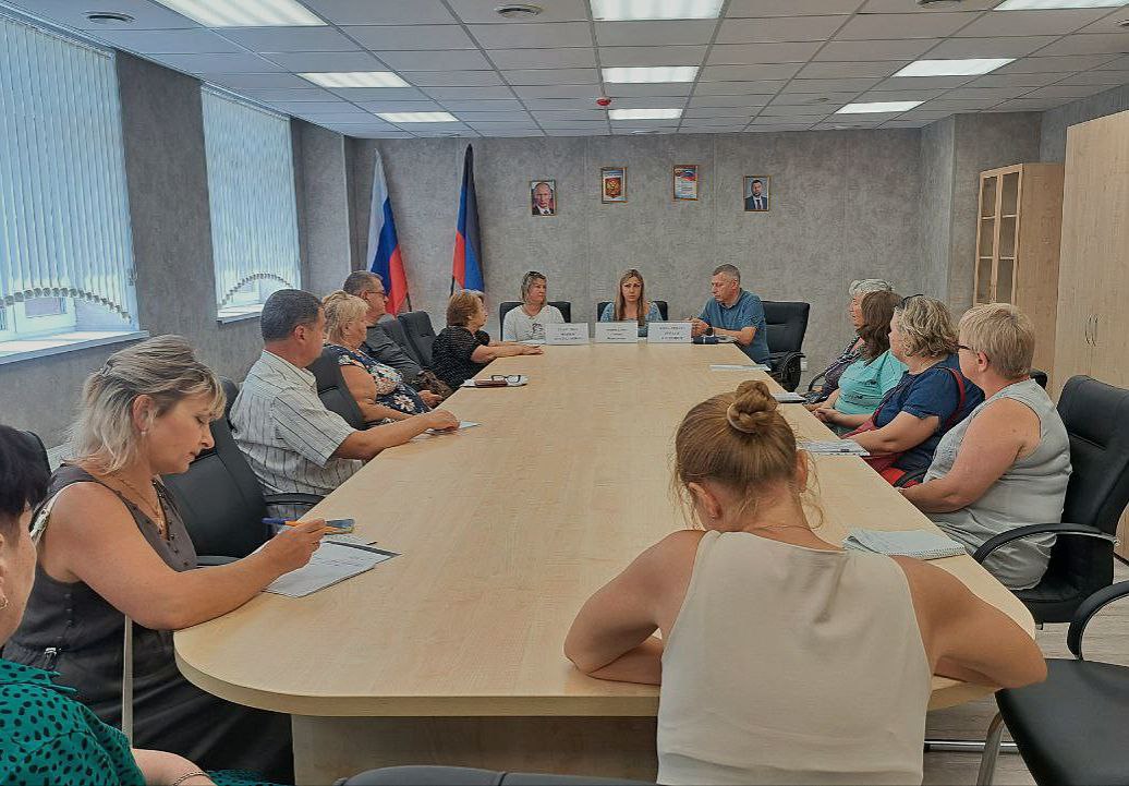 Встреча с жителями Жовтневого района  Руководитель Управы Жовтневого внутригородского района города Мариуполь Оксана Васильевна Кирьякулова провела рабочую встречу с жителями района. В диалоге приняли участие представители ПУВКХ ГУП ДНР «Вода Донбасса» и ГУП ДНР «Донбастеплоэнерго»  «Мариупольтеплосеть» . Главные темы — водоснабжение, перерасчёт начислений за отопление и порядок поверки теплосчётчиков.    Жители задавали волнующие вопросы: как ускорить восстановление подачи воды, когда будут пересчитаны квитанции за периоды отсутствия услуги, кто и как должен проверять исправность приборов учёта. На каждый вопрос — конкретные разъяснения и чёткие алгоритмы действий.    Представители ресурсоснабжающих организаций пояснили: сейчас действуют механизмы перерасчёта в случае некачественного или отсутствующего предоставления услуги.     К теме водоснабжения — особое внимание. Сегодня в Республике работает оперативный штаб, созданный по поручению Главы ДНР Дениса Пушилина. Применяются нестандартные меры: бурение скважин, установка резервуаров, переброска воды с других источников. Также ведётся расчистка и модернизация внутригородских сетей.  ↔ Как подчеркнула Оксана Кирьякулова: «Всё, что было озвучено, мы зафиксировали. Будем отрабатывать совместно с профильными ведомствами. Когда есть конкретный запрос от жителей — решение не заставляет себя ждать. Такой подход демонстрирует и сам Глава Республики Денис Владимирович Пушилин, требуя аналогичного уровня ответственности от всех чиновников и муниципальных руководителей».  Прямые встречи с жителями — это системная работа, которую по поручению Главы ДНР проводят все главы управ и ведомств.