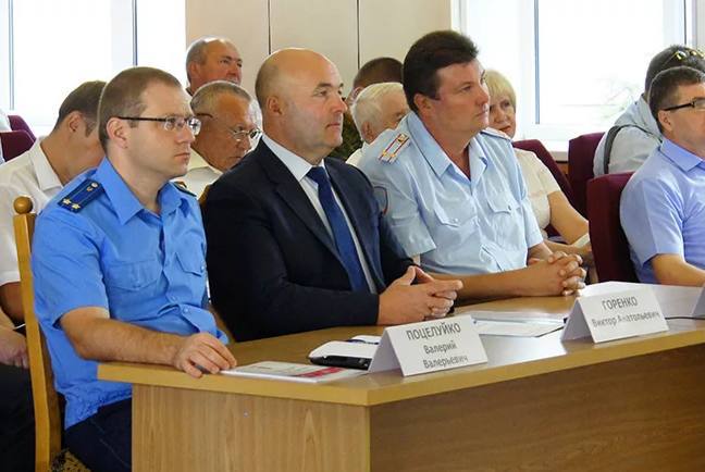 Экс-зампрокурора Батайска возглавил ростовскую прокуратуру  В прокуратуре Ростова произошли кадровые изменения: новым городским прокурором назначен Валерий Поцелуйко.   Поцелуйко родился в 1982 году и в 2004 году окончил юридический факультет Ростовского государственного университета. С марта 2005 года он начал работу в системе прокуратуры, сначала следователем в Лиховской транспортной прокуратуре, а затем старшим следователем в Ростовской транспортной прокуратуре.  В 2007 году он был переведён в Южную транспортную прокуратуру, где занял должность старшего прокурора отдела надзора за процессуальной деятельностью. В октябре 2009 года Поцелуйко вернулся в прокуратуру Ростовской области, став заместителем прокурора города Батайска.  В 2012 году он стал победителем областного конкурса «Лучший по профессии» в номинации «Лучший заместитель городского  районного  прокурора». За время службы он неоднократно получал благодарности и поощрения, в том числе от Генерального прокурора России.  Назначение Валерия Поцелуйко связано с перестановками в надзорных органах: он сменил Олега Фрикеля, который возглавлял прокуратуру Ростова с мая 2021 года и сейчас занимает должность первого заместителя прокурора Республики Северная Осетия – Алания.