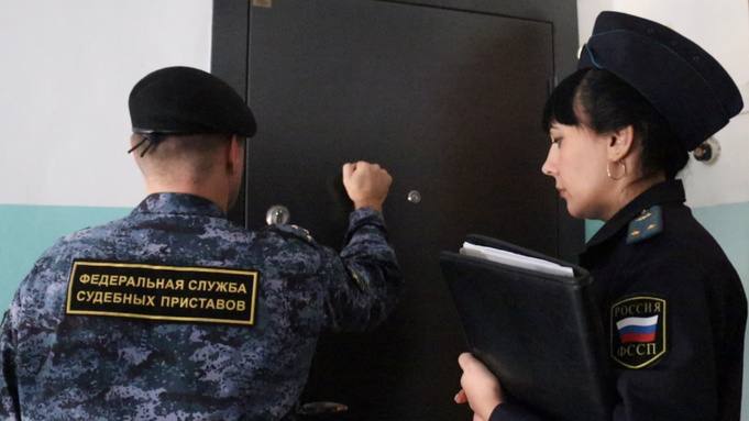Чтоб не убили при обходе  ФССП планирует ограничить выдачу лицензий людям, у которых есть непогашенные судебные долги.   Также в ФССП заявили, что судебных долгов не должны иметь и люди, представленные на государственные награды, а наград не исключено что могут и лишить, если есть задолженности, особенно перед государством.      Гуд Афтенун   Новости