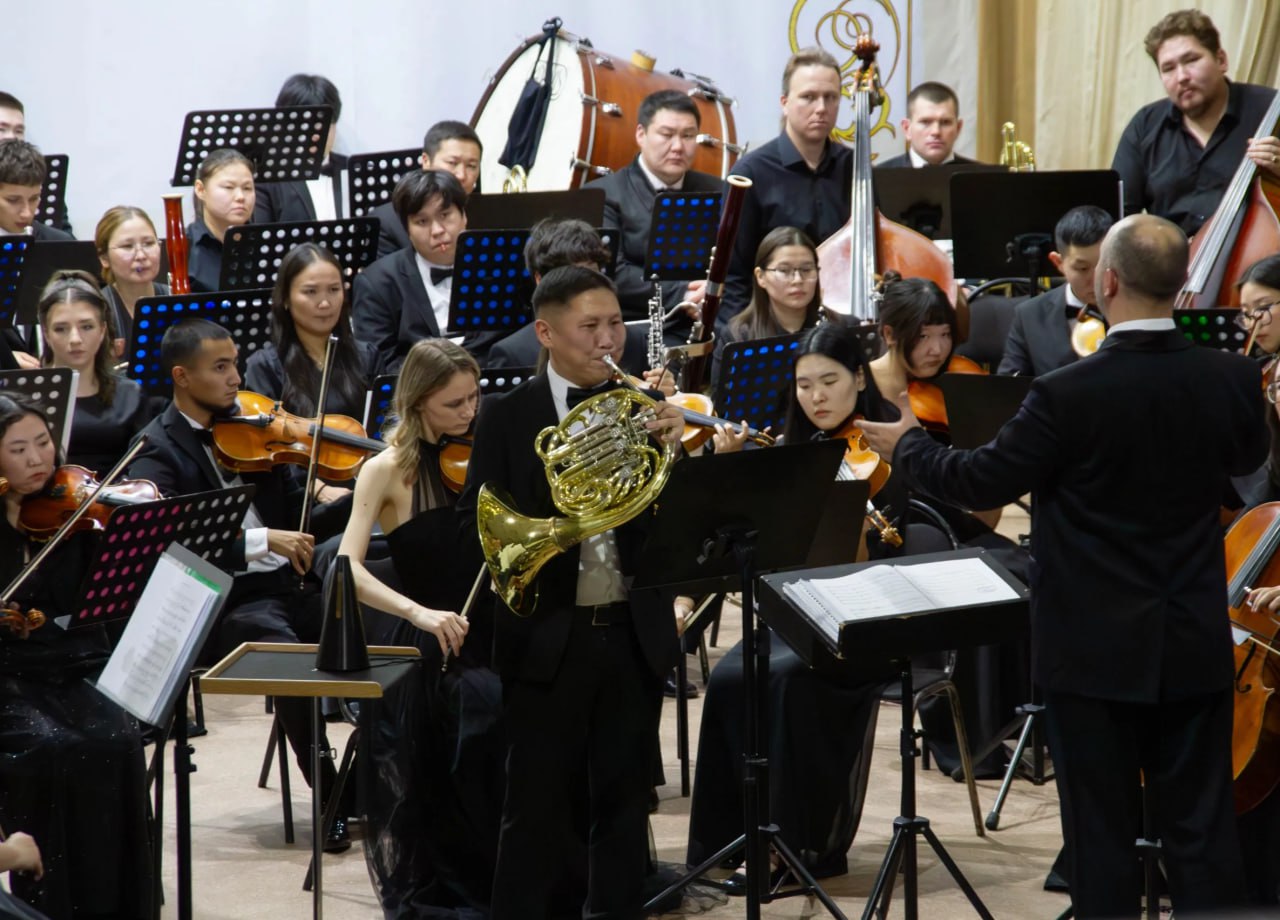 Первая сессия молодежного симфонического оркестра ДФО состоялась в Якутске Молодежный симфонический оркестр Дальневосточного федерального округа это уникальный проект объединивший более 70 молодых музыкантов из девяти регионов Дальнего Востока Состав оркестра отобрали по итогам Международного конкурса Симфония добра который прошел этим летом по поручению президента России Владимира Путина Подробнее читайте по ссылке Фото пресс служба высшей школы музыки yk24 ru в MAX Telegram ВК VK Видео